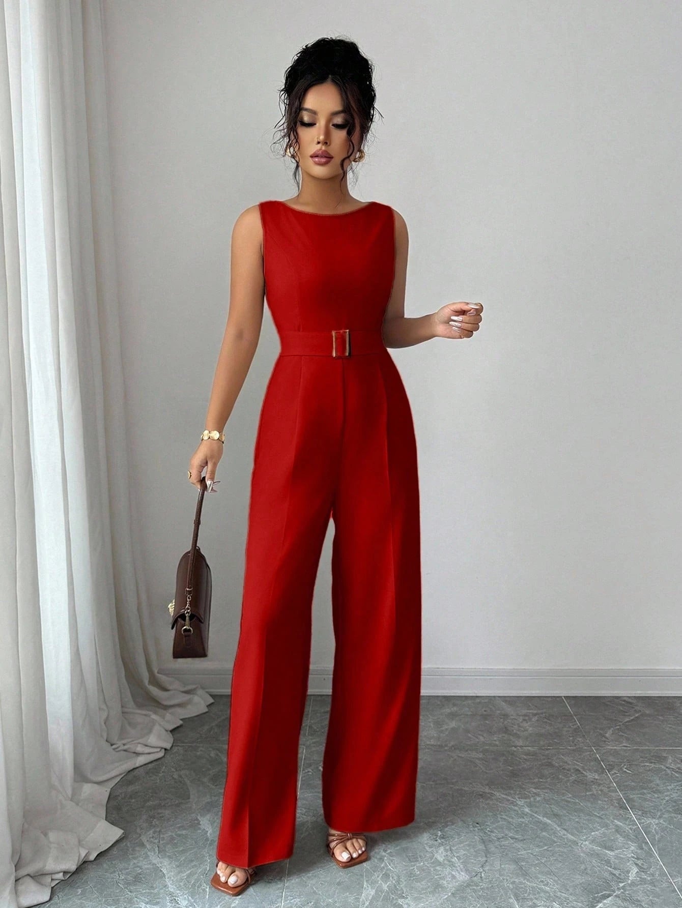 Macacão Feminino com Cinto Elegante Sem Mangas