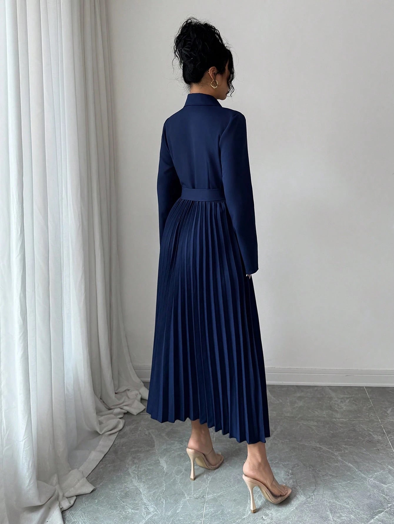 Vestido Midi Alfaiataria com Manga Longa e Saia Plissada