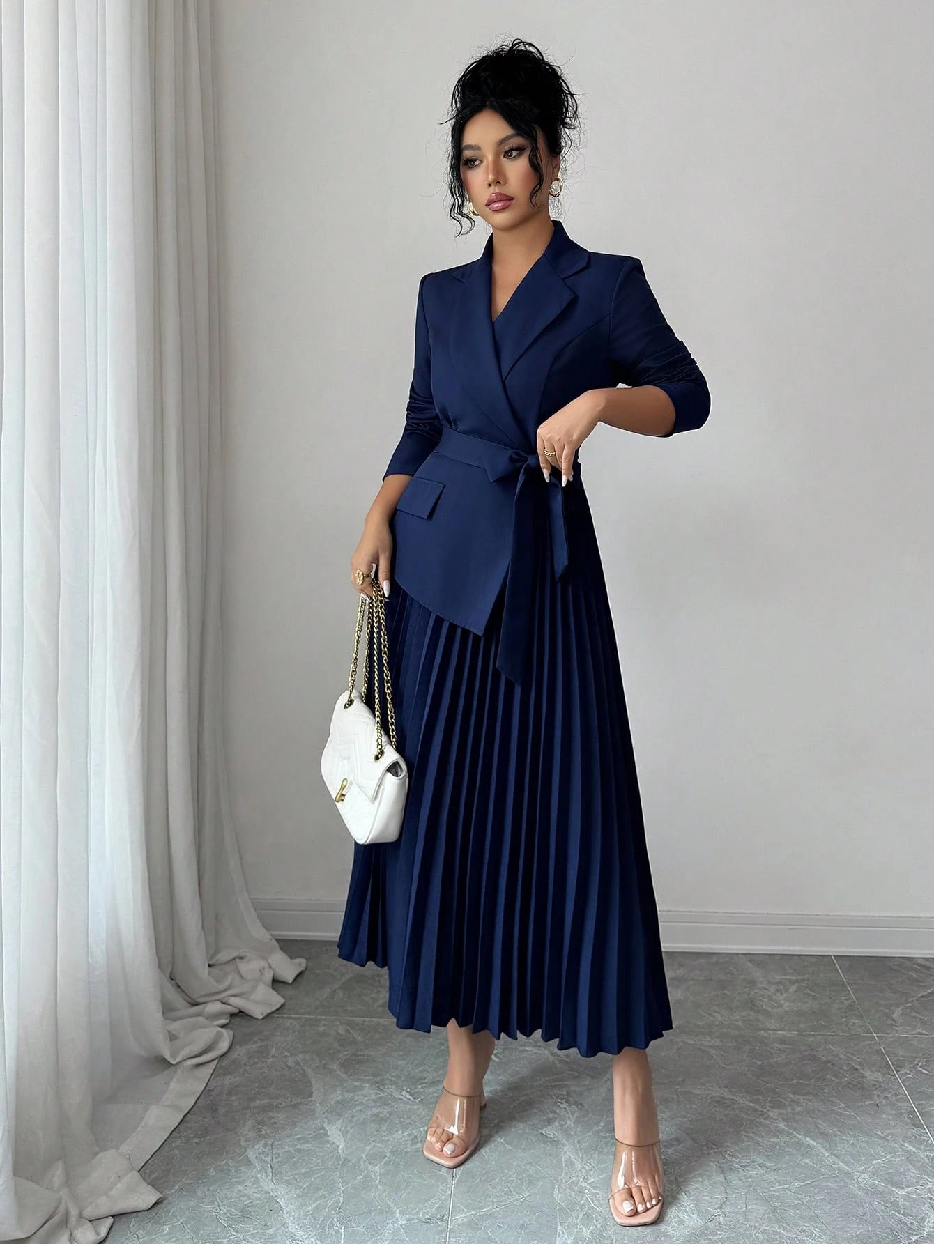 Vestido Midi Alfaiataria com Manga Longa e Saia Plissada