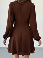 Vestido Curto Acinturado com Manga Longa