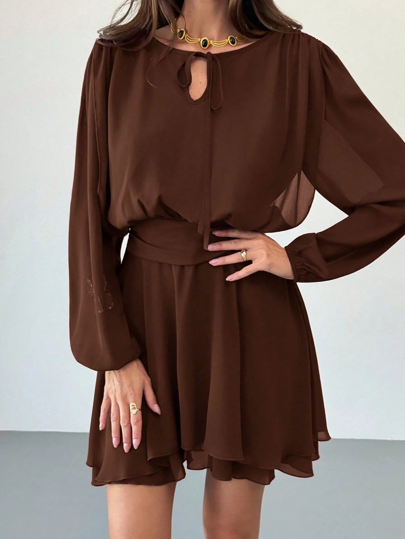 Vestido Curto Acinturado com Manga Longa