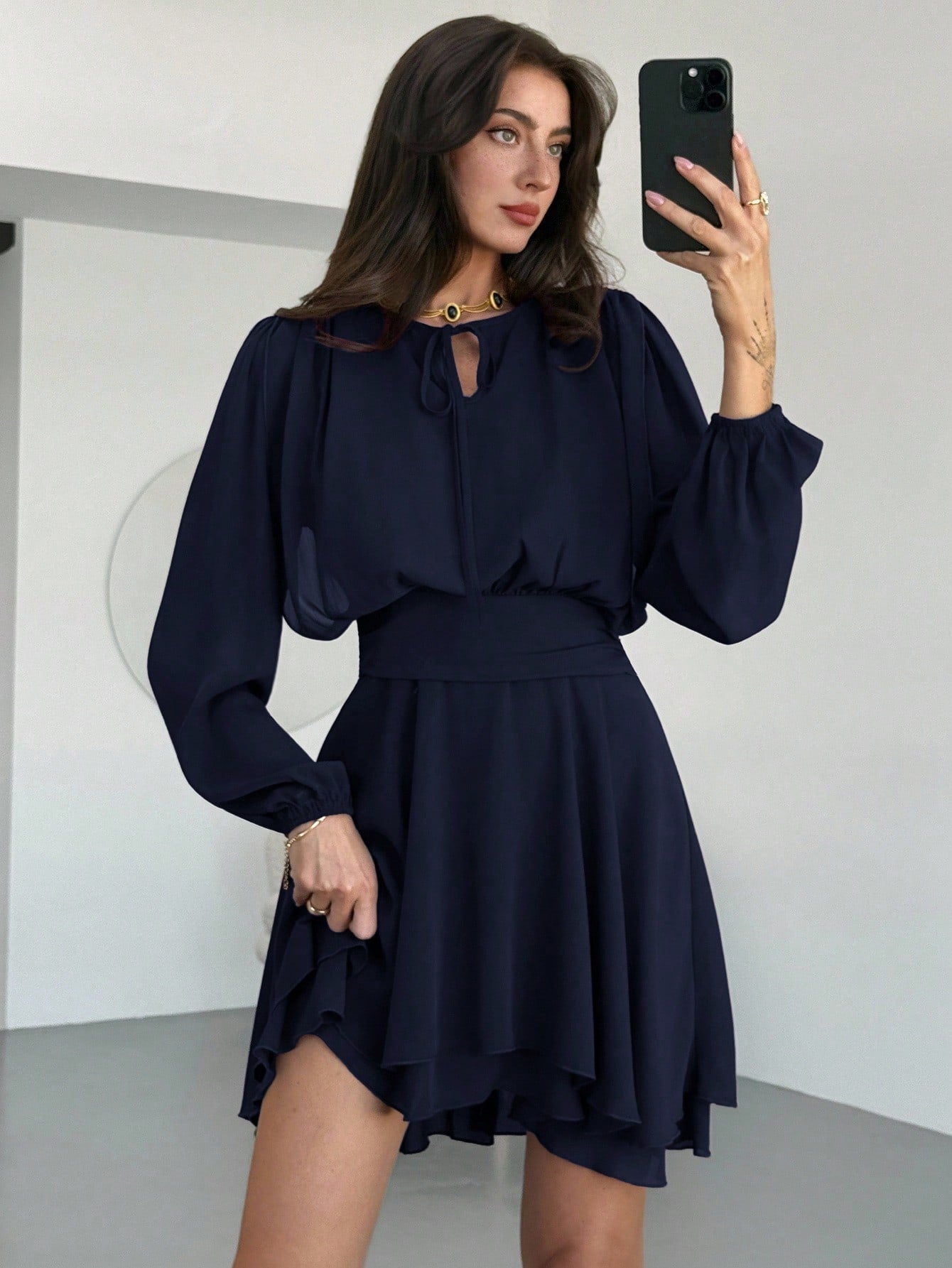 Vestido Curto Acinturado com Manga Longa