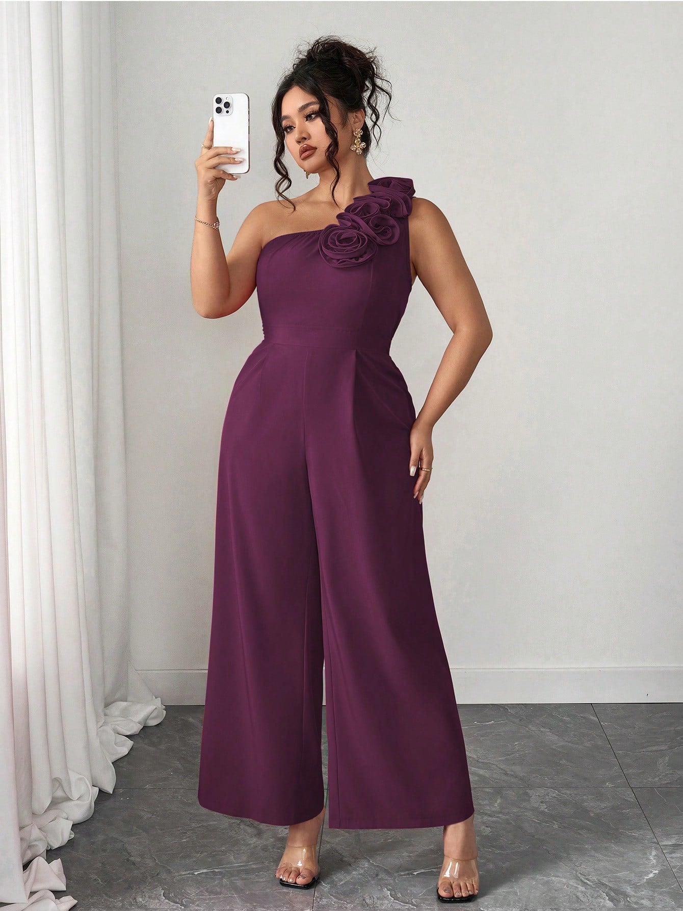 Macacão Plus Size Pantalona Assimétrico com Flor no Ombro
