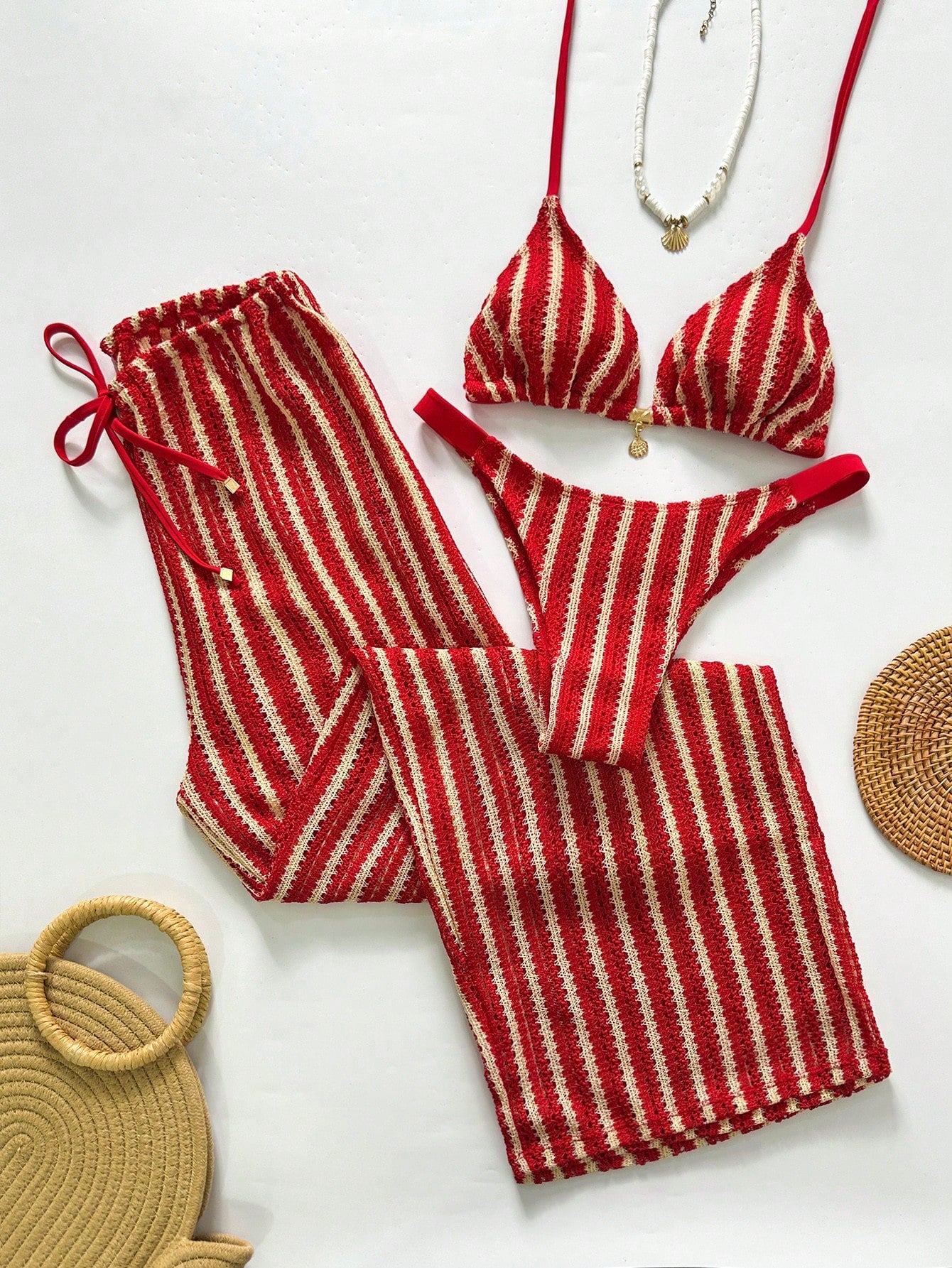 Biquíni de Crochê Listrado com Calça Saída de Praia