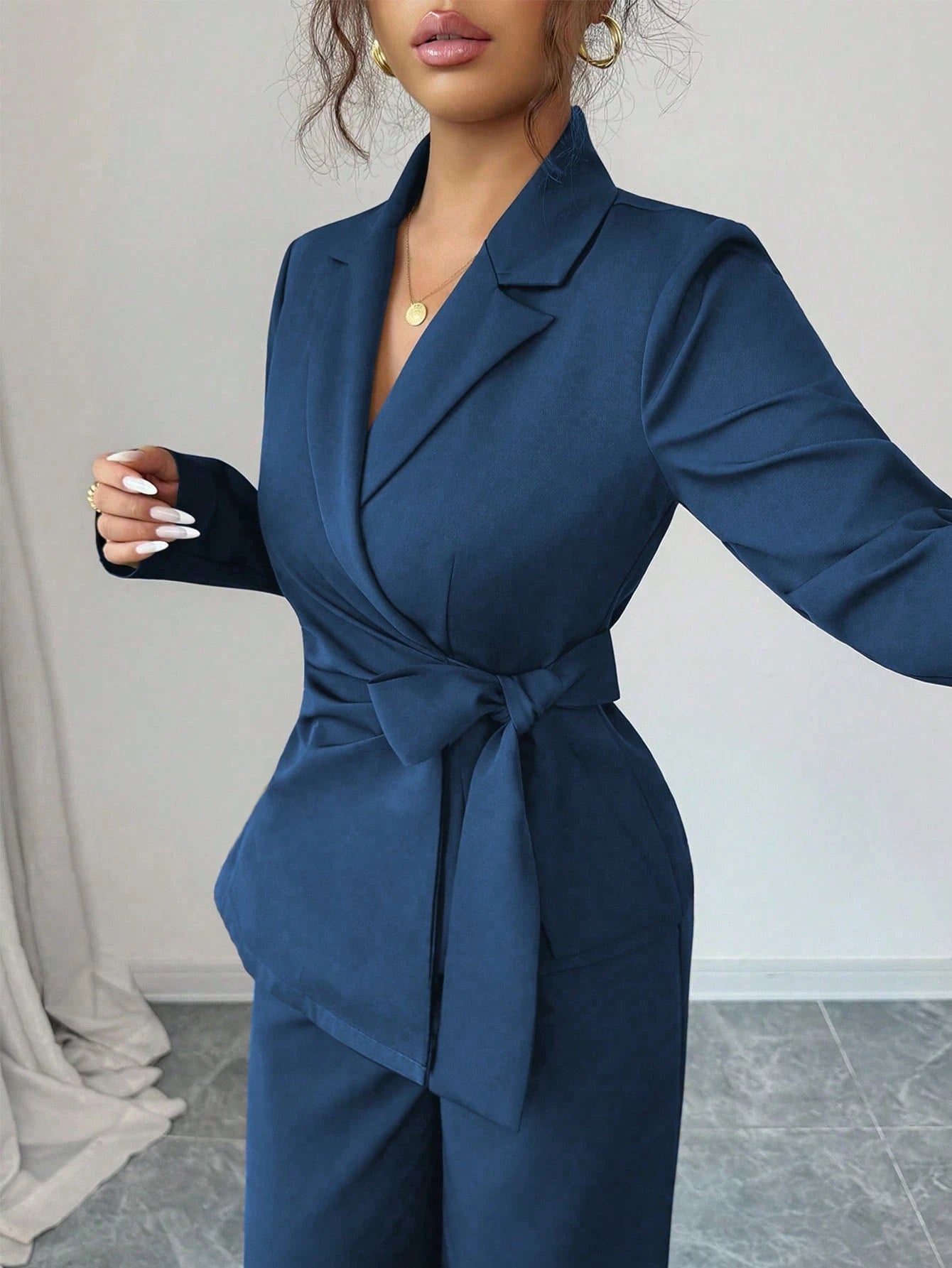 Conjunto Feminino Alfaiataria com Blazer Acinturado e Calça Pantalona