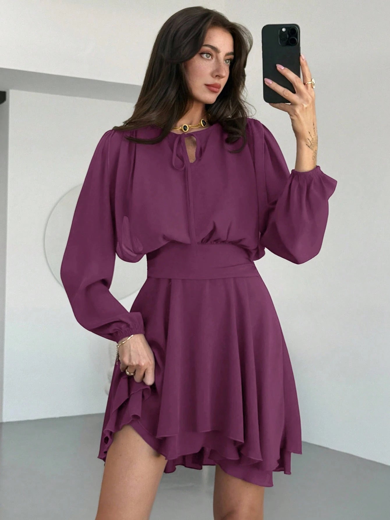 Vestido Curto Acinturado com Manga Longa