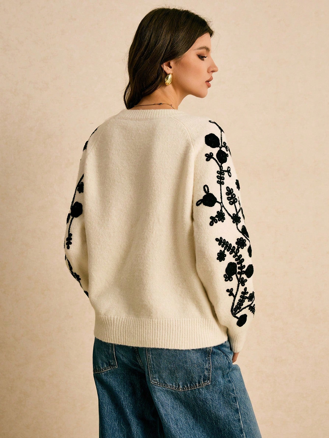 Suéter Feminino de Tricô com Bordado Floral