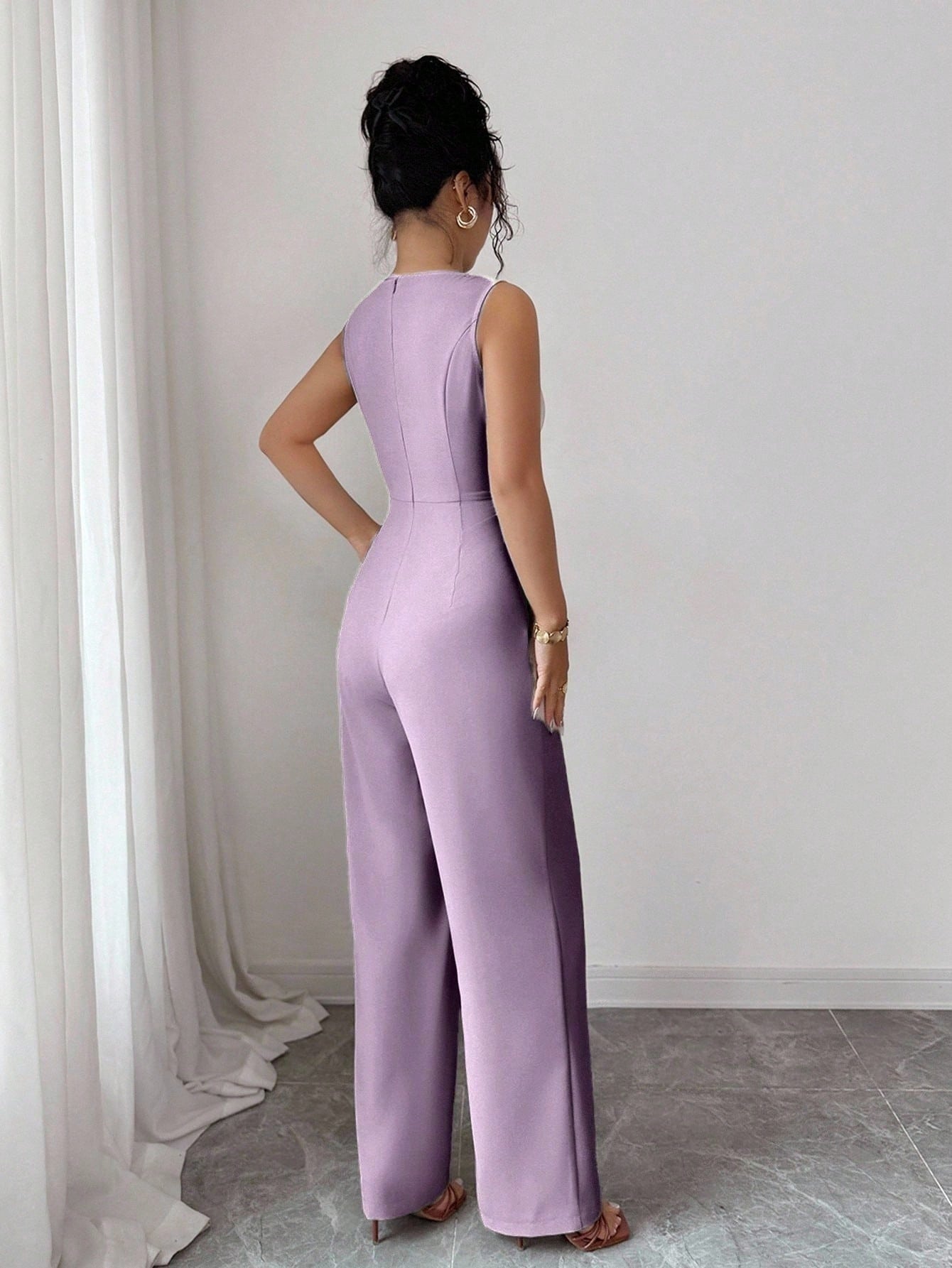 Macacão Feminino com Cinto Elegante Sem Mangas