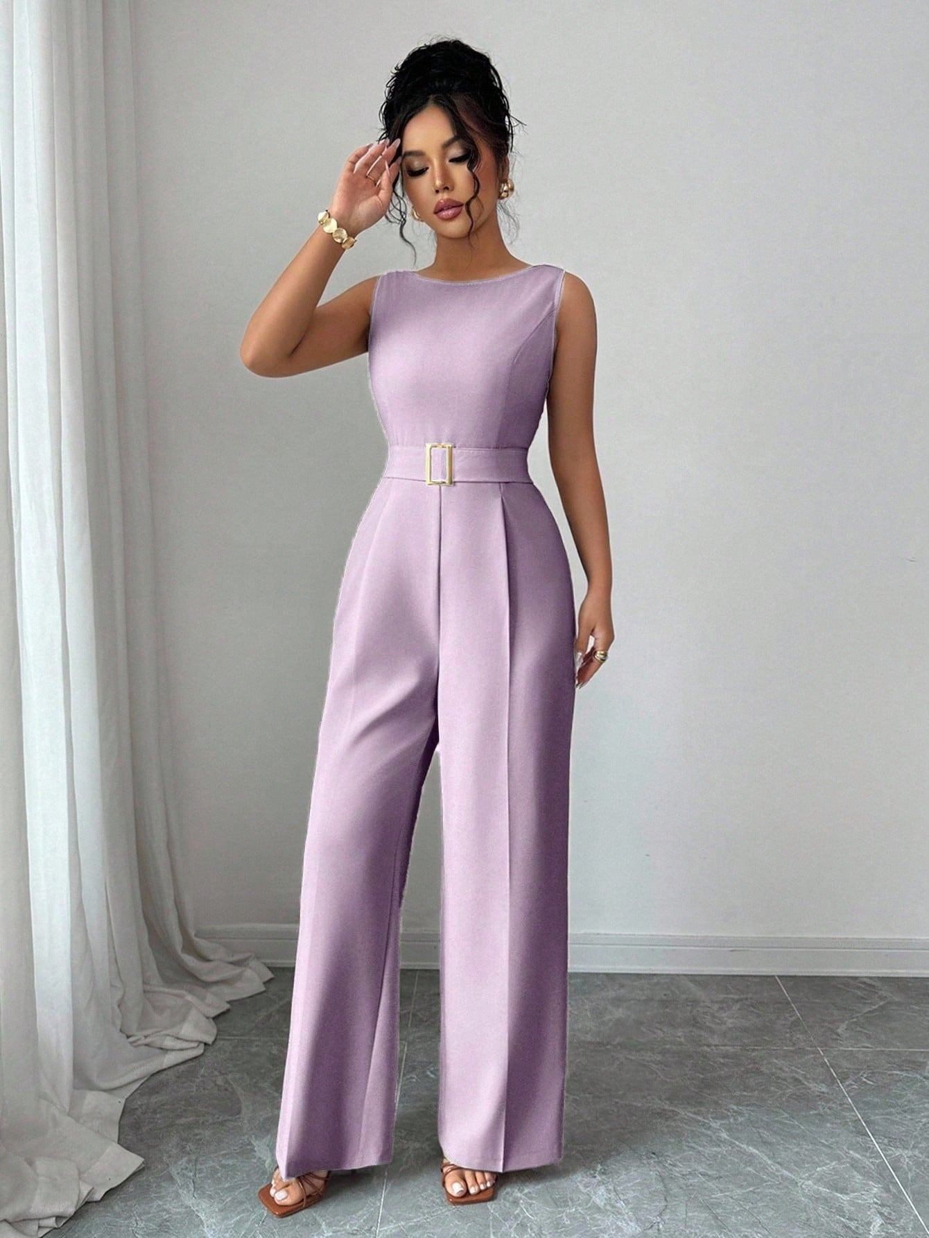 Macacão Feminino com Cinto Elegante Sem Mangas