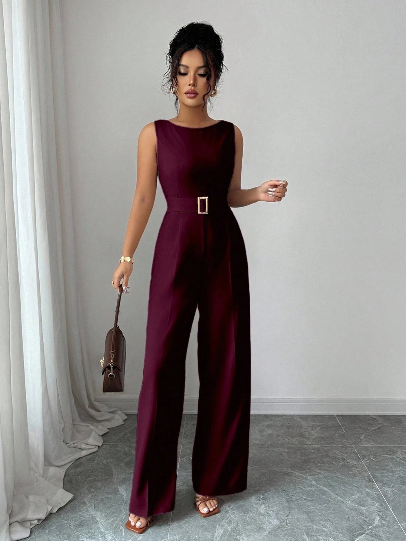 Macacão Feminino com Cinto Elegante Sem Mangas