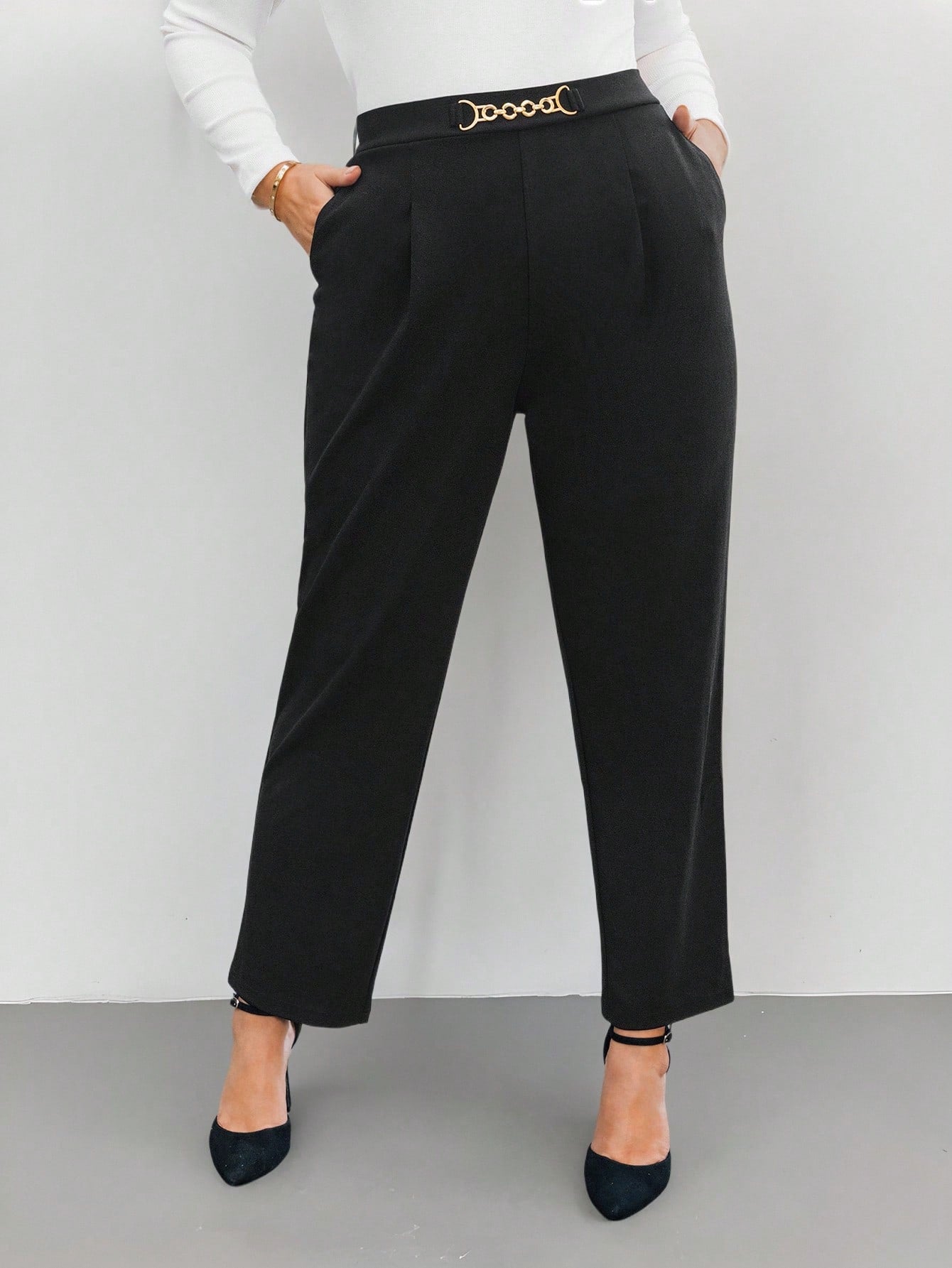 Calça Plus Size Reta Social com Detalhe