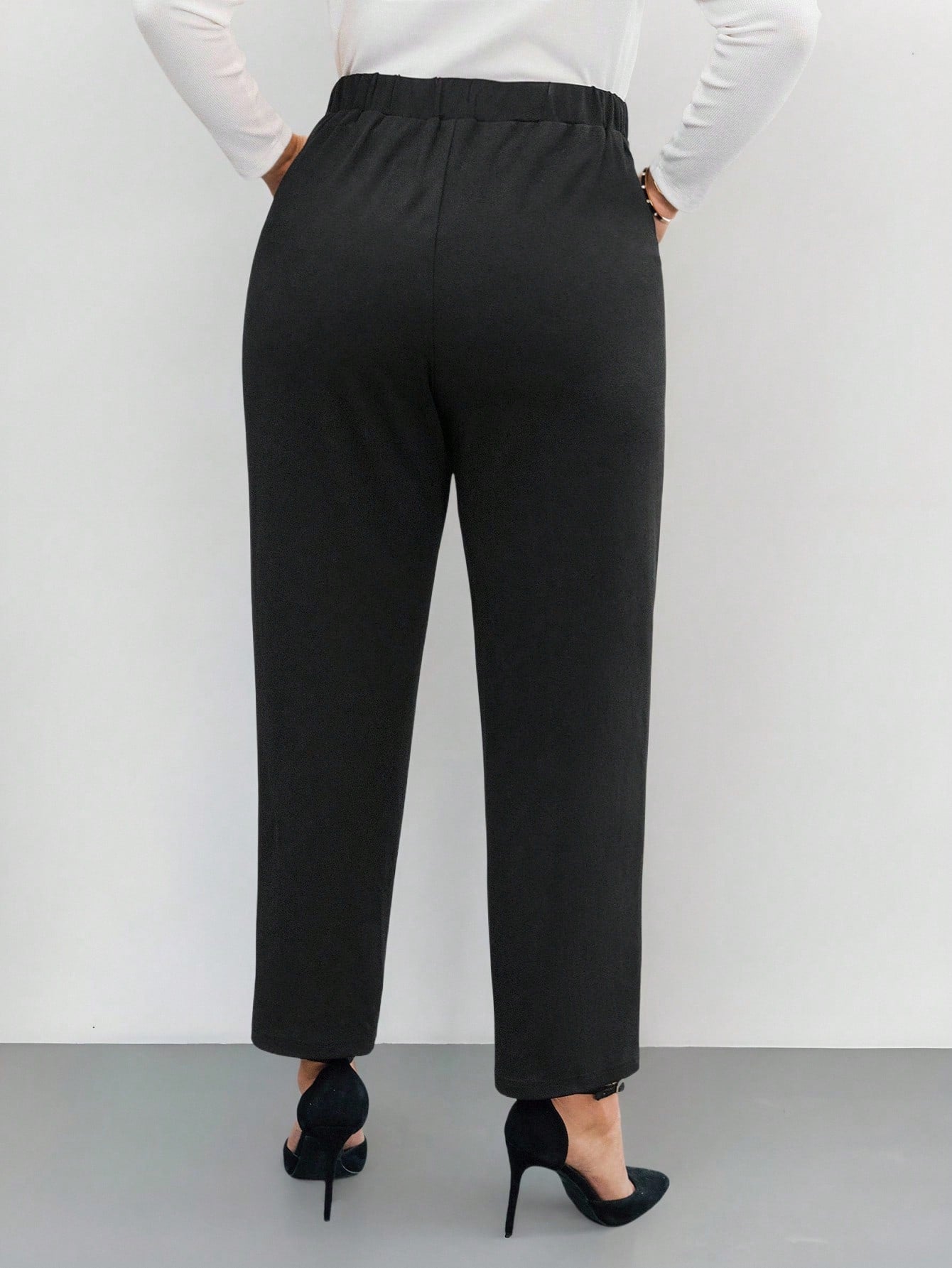 Calça Plus Size Reta Social com Detalhe