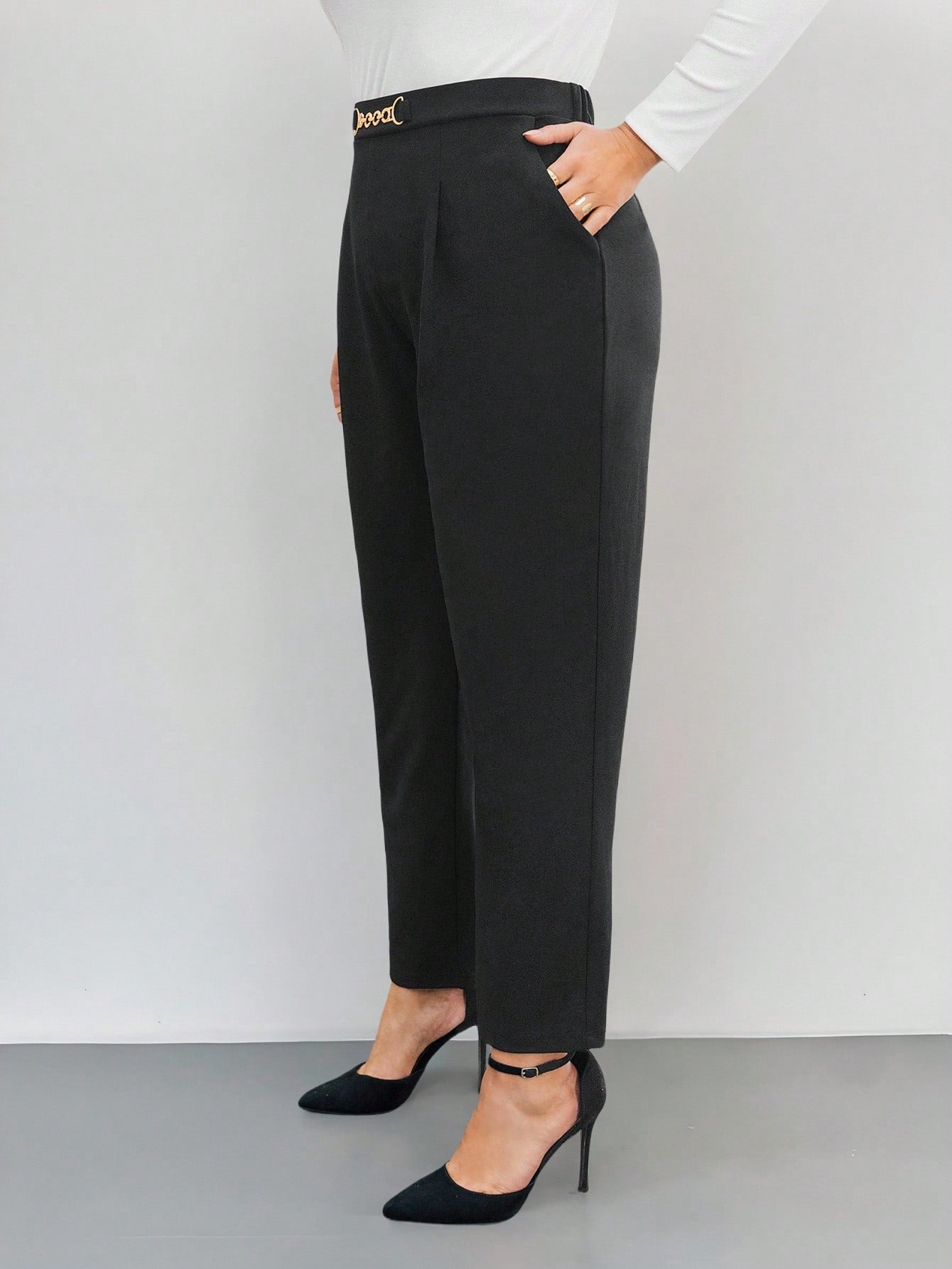 Calça Plus Size Reta Social com Detalhe
