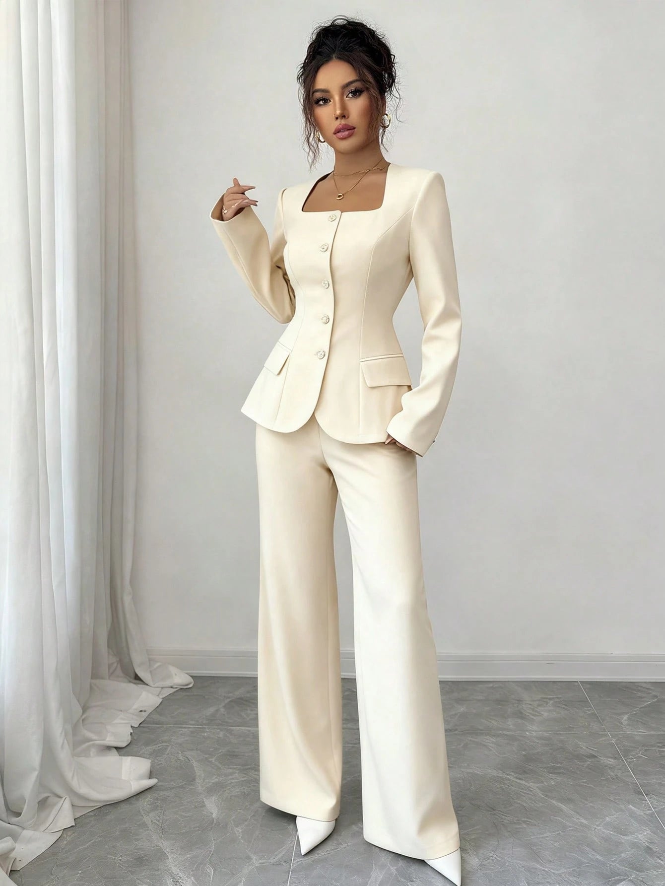 Conjunto Feminino Alfaiataria com Blazer Acinturado e Calça Pantalona