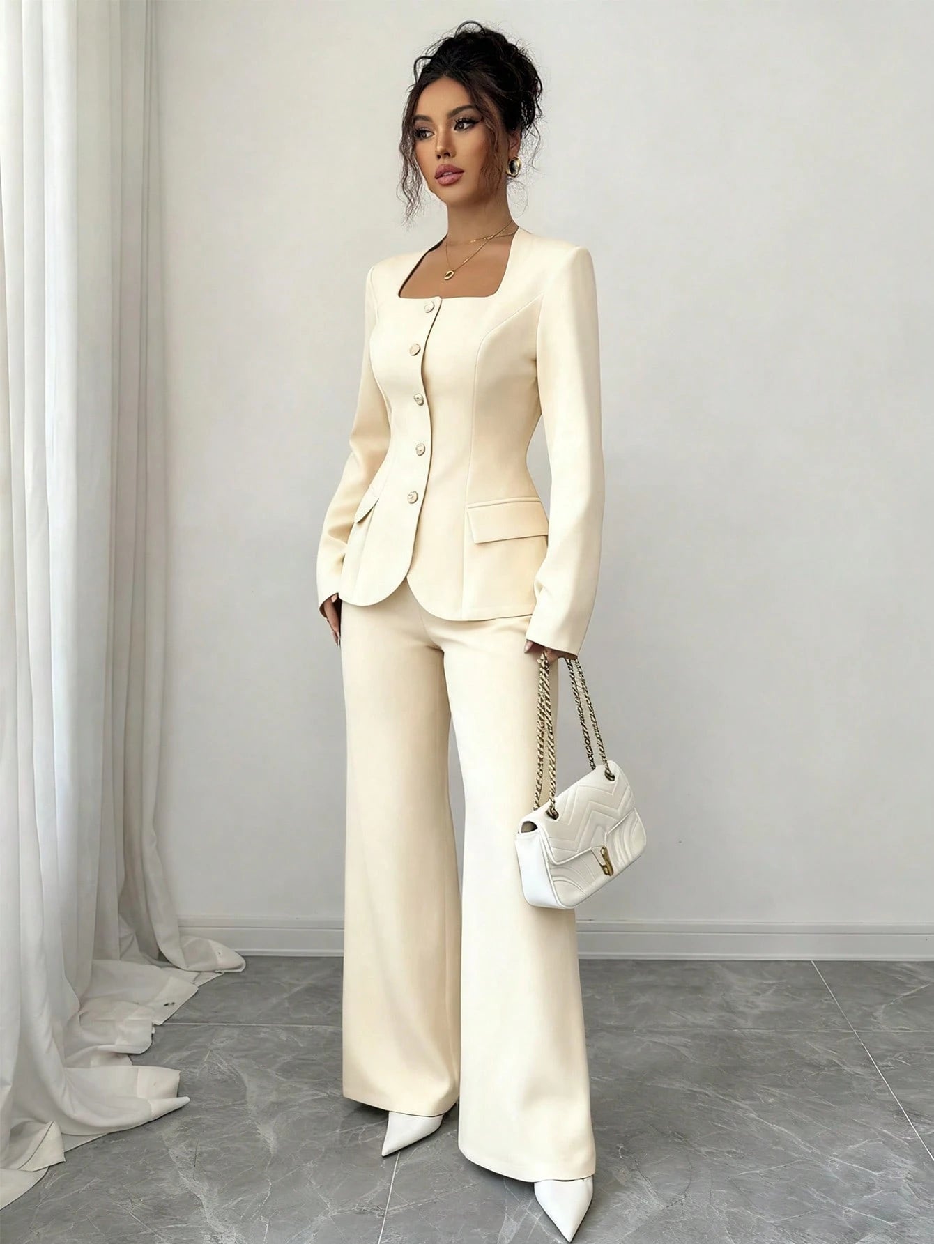 Conjunto Feminino Alfaiataria com Blazer Acinturado e Calça Pantalona