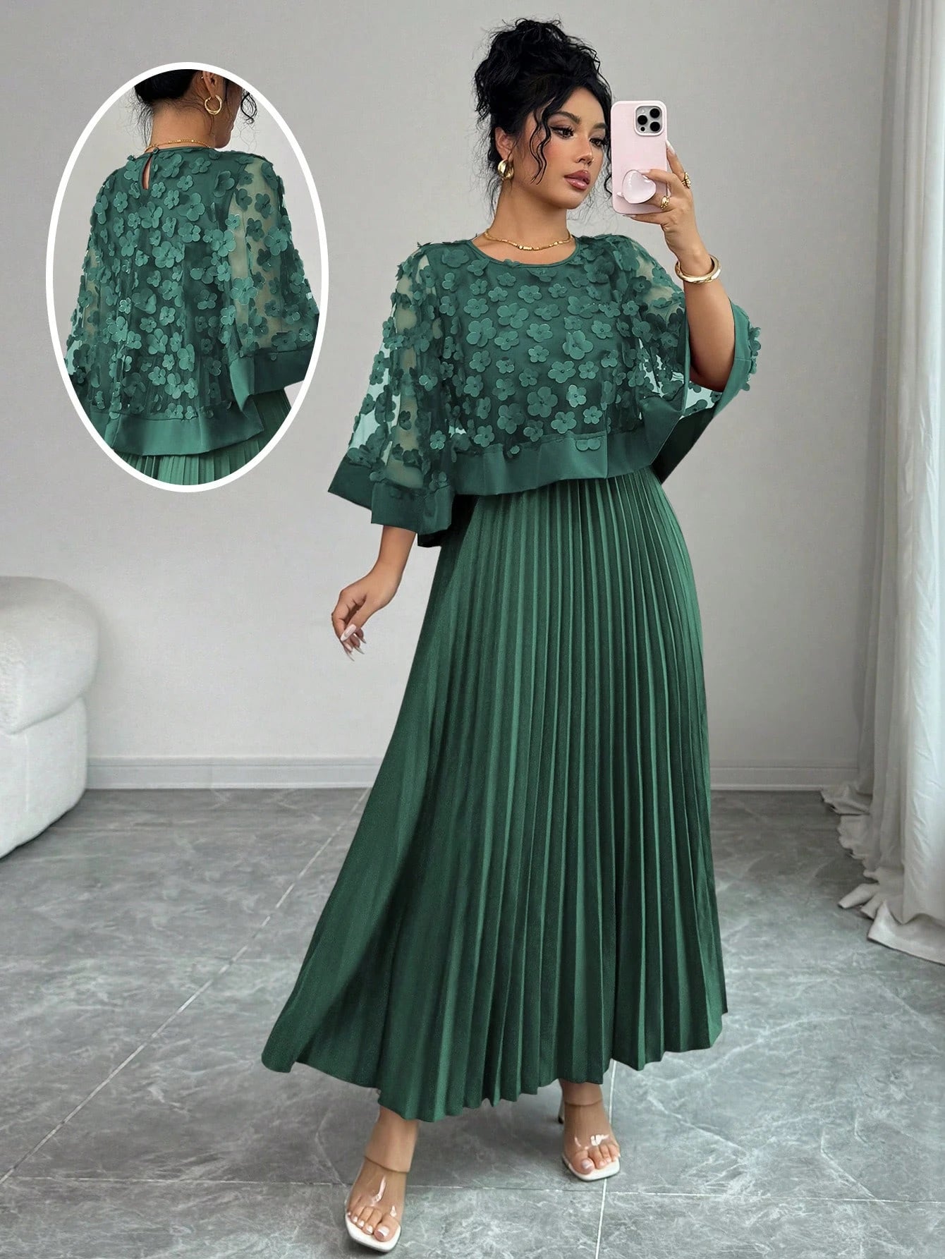 Vestido Midi Plissado com Renda Floral e Manga Ampla