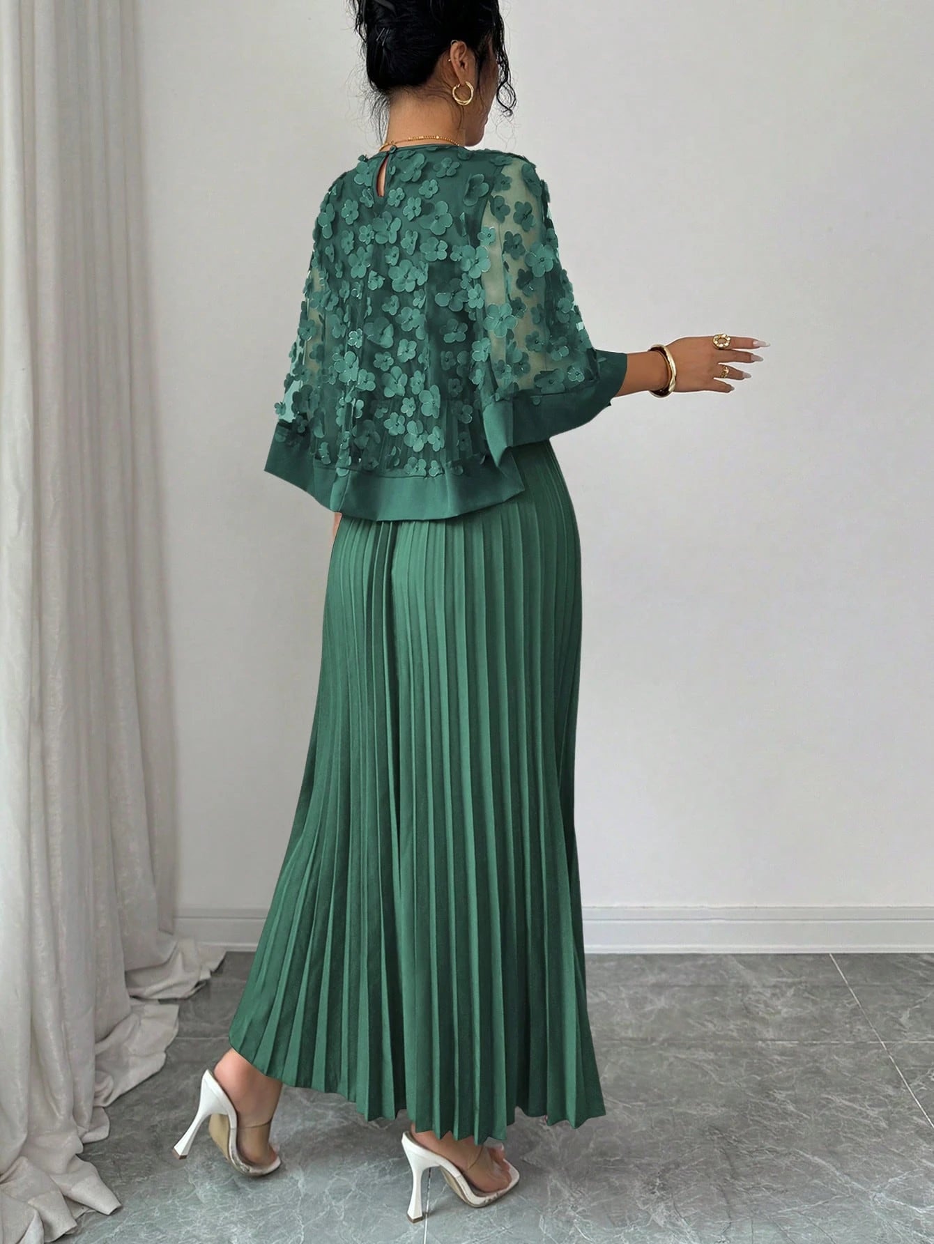 Vestido Midi Plissado com Renda Floral e Manga Ampla