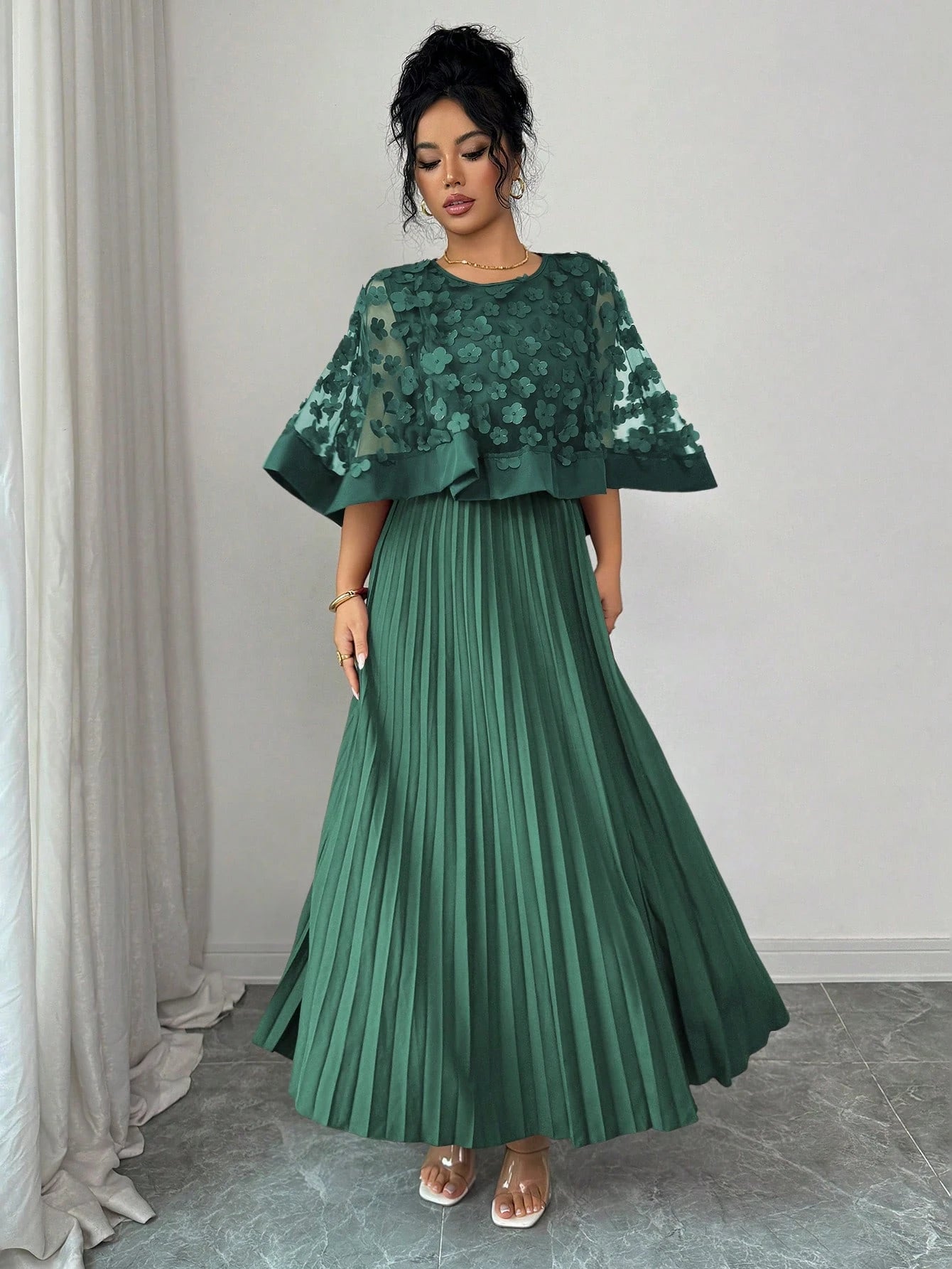 Vestido Midi Plissado com Renda Floral e Manga Ampla