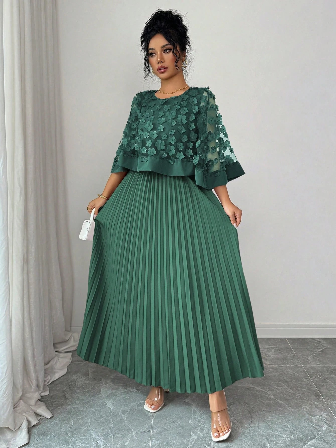 Vestido Midi Plissado com Renda Floral e Manga Ampla