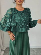 Vestido Midi Plissado com Renda Floral e Manga Ampla