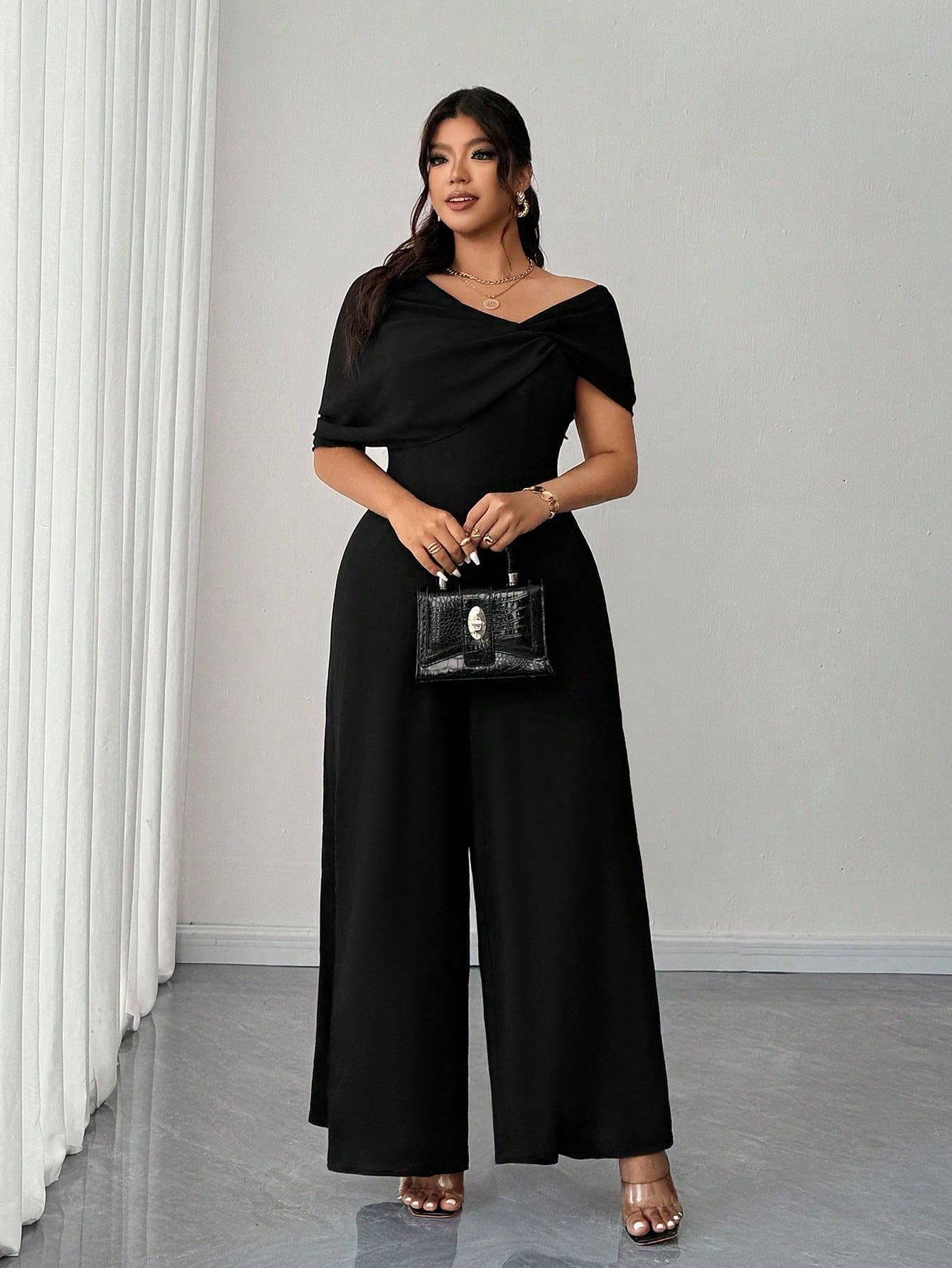 Macacão Social Plus Size Assimétrico Pantalona Manga Curta