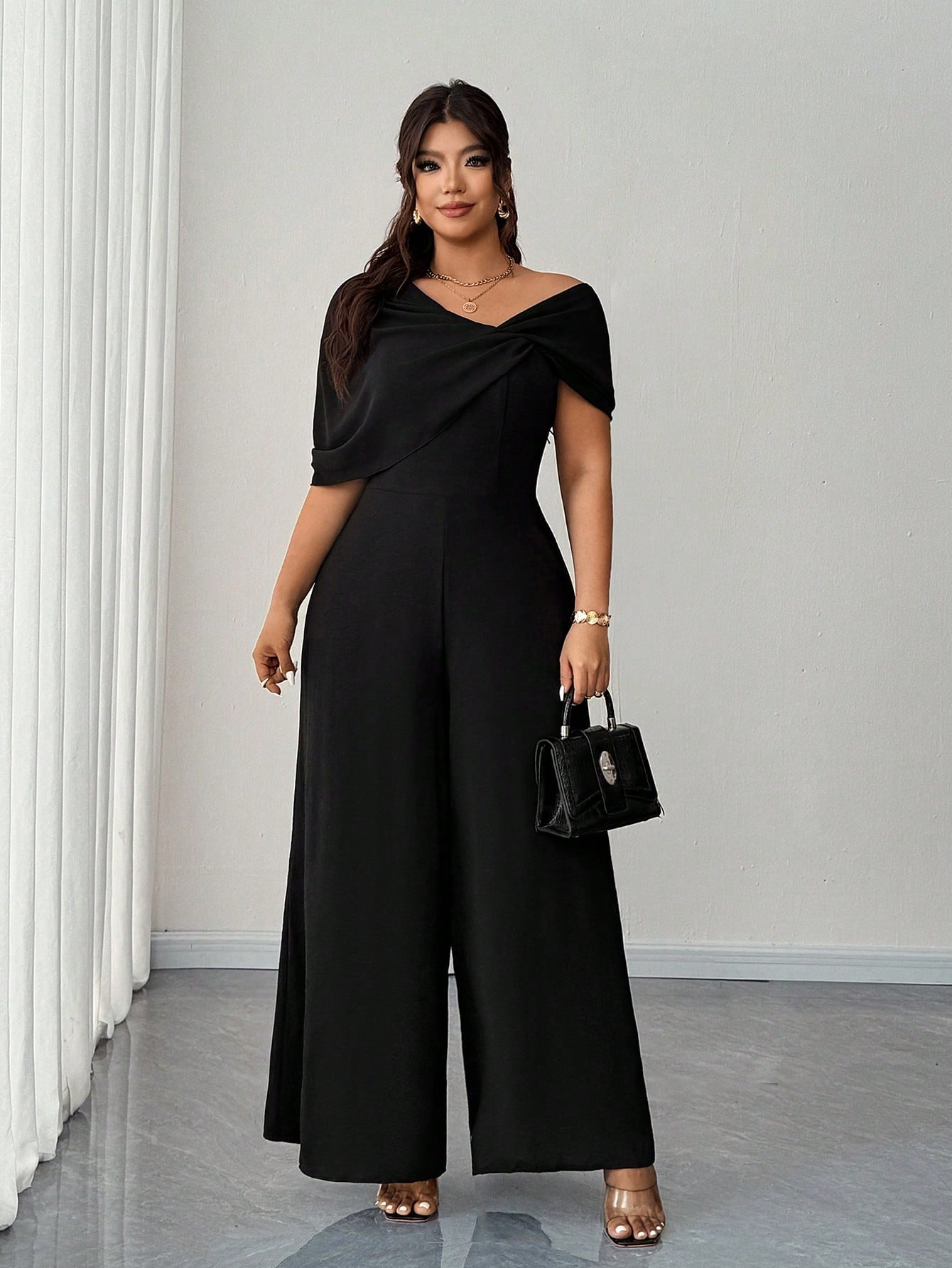Macacão Social Plus Size Assimétrico Pantalona Manga Curta