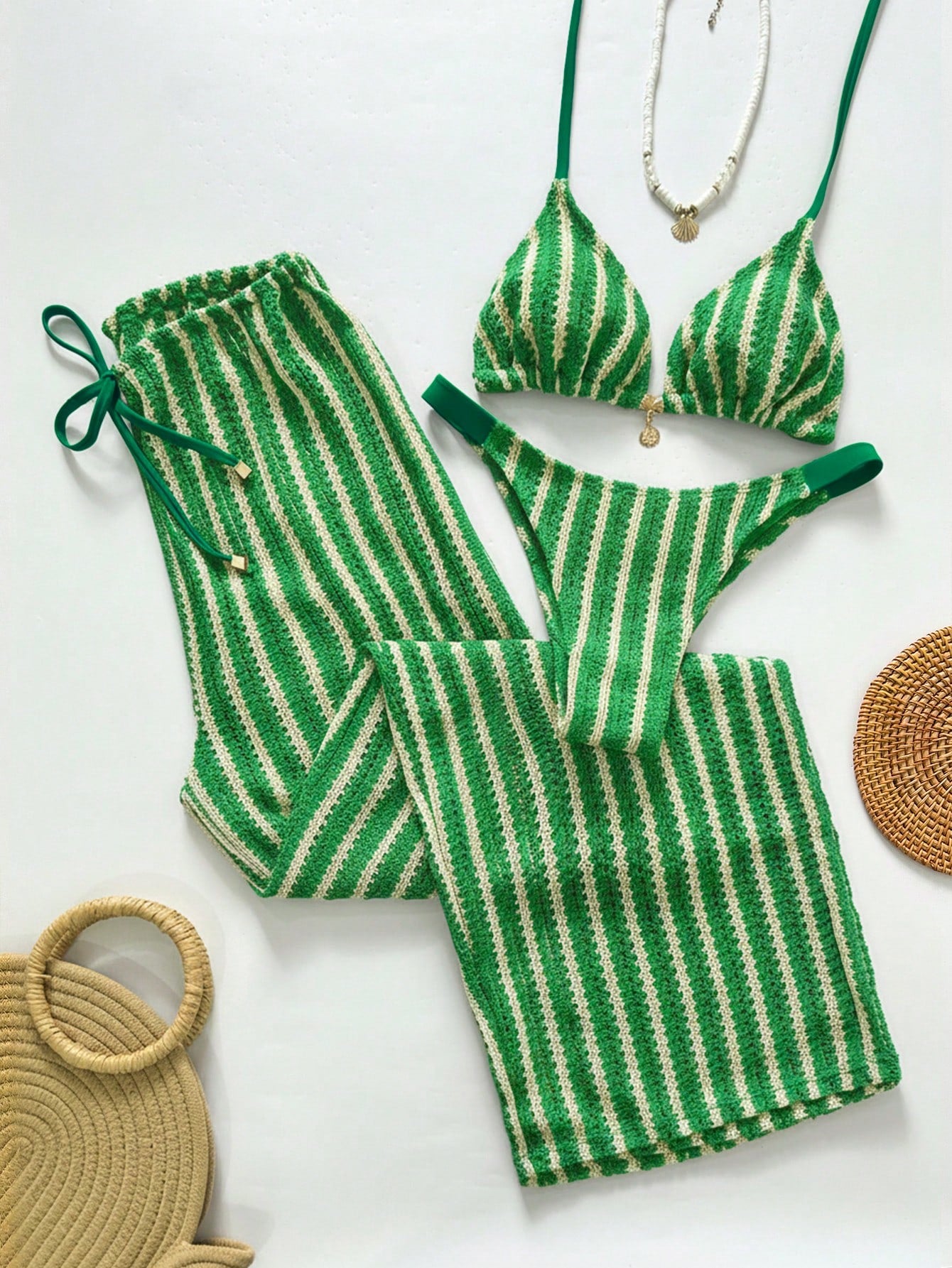 Biquíni de Crochê Listrado com Calça Saída de Praia