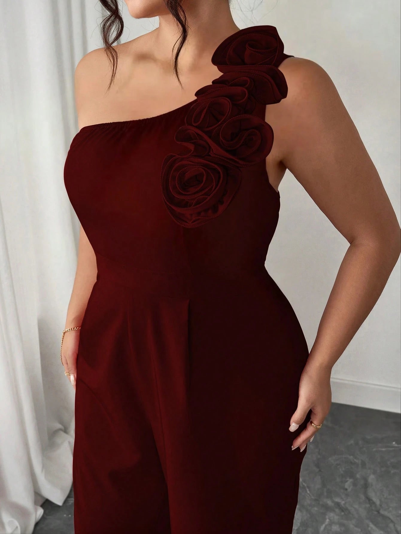 Macacão Plus Size Pantalona Assimétrico com Flor no Ombro