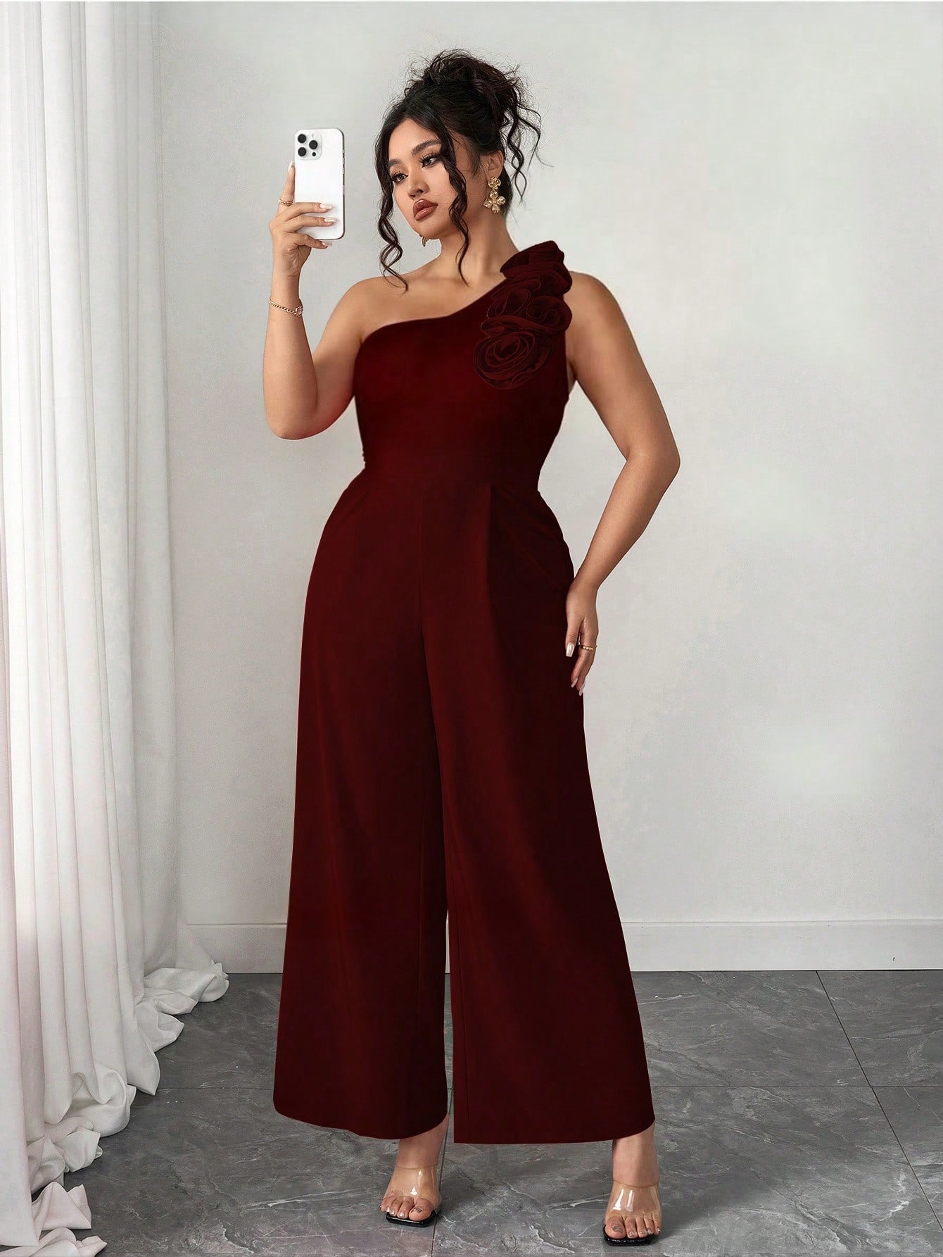 Macacão Plus Size Pantalona Assimétrico com Flor no Ombro