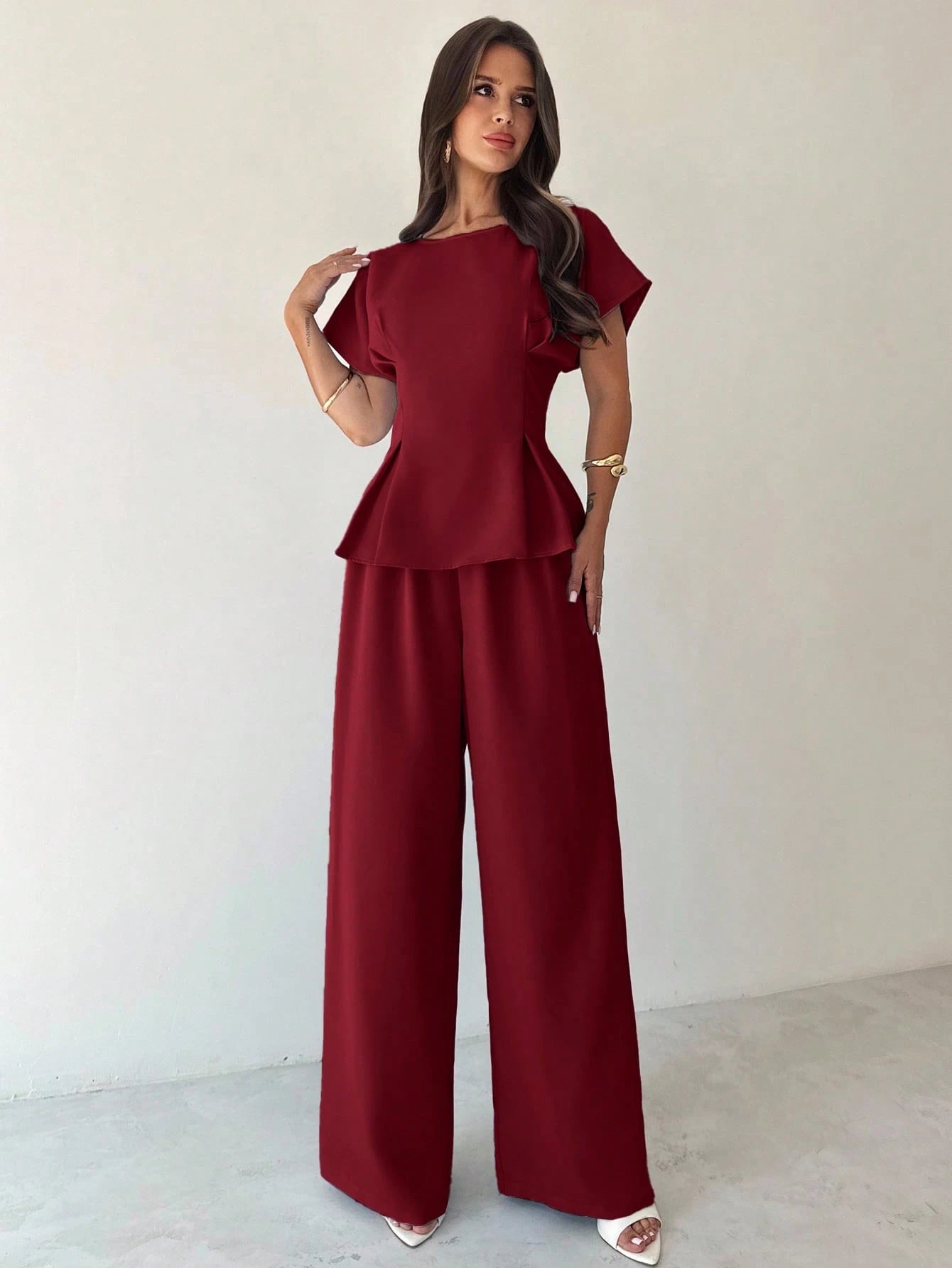 Conjunto Feminino Elegante com Blusa Acinturada e Calça Pantalona