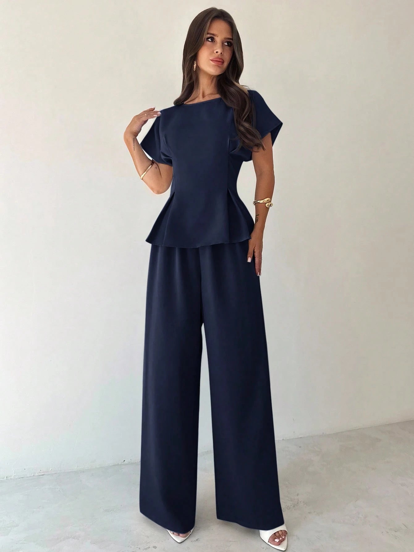Conjunto Feminino Elegante com Blusa Acinturada e Calça Pantalona