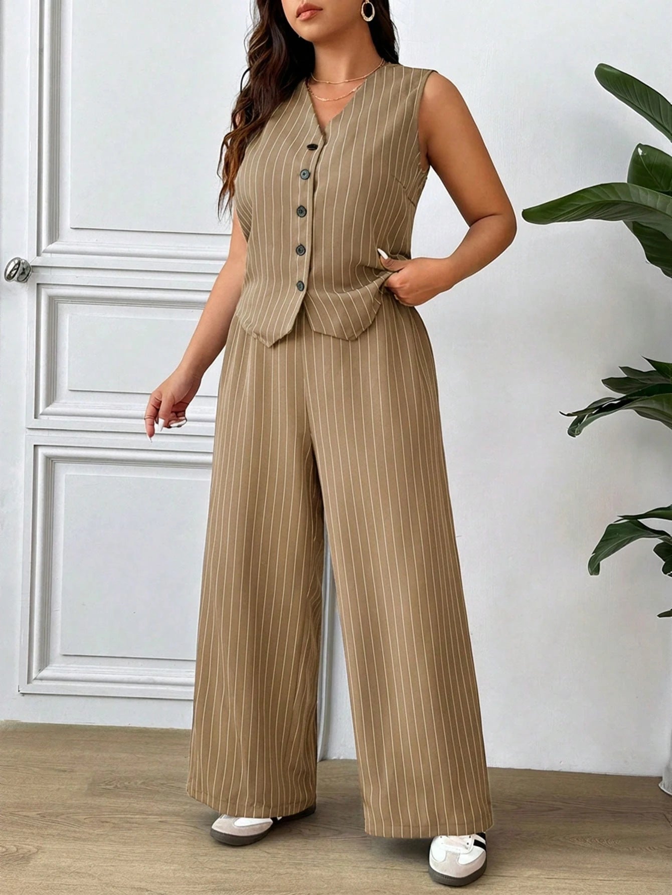 Conjunto Plus Size Alfaiataria Colete e Calça Risca de Giz