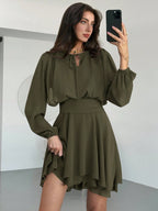 Vestido Curto Acinturado com Manga Longa