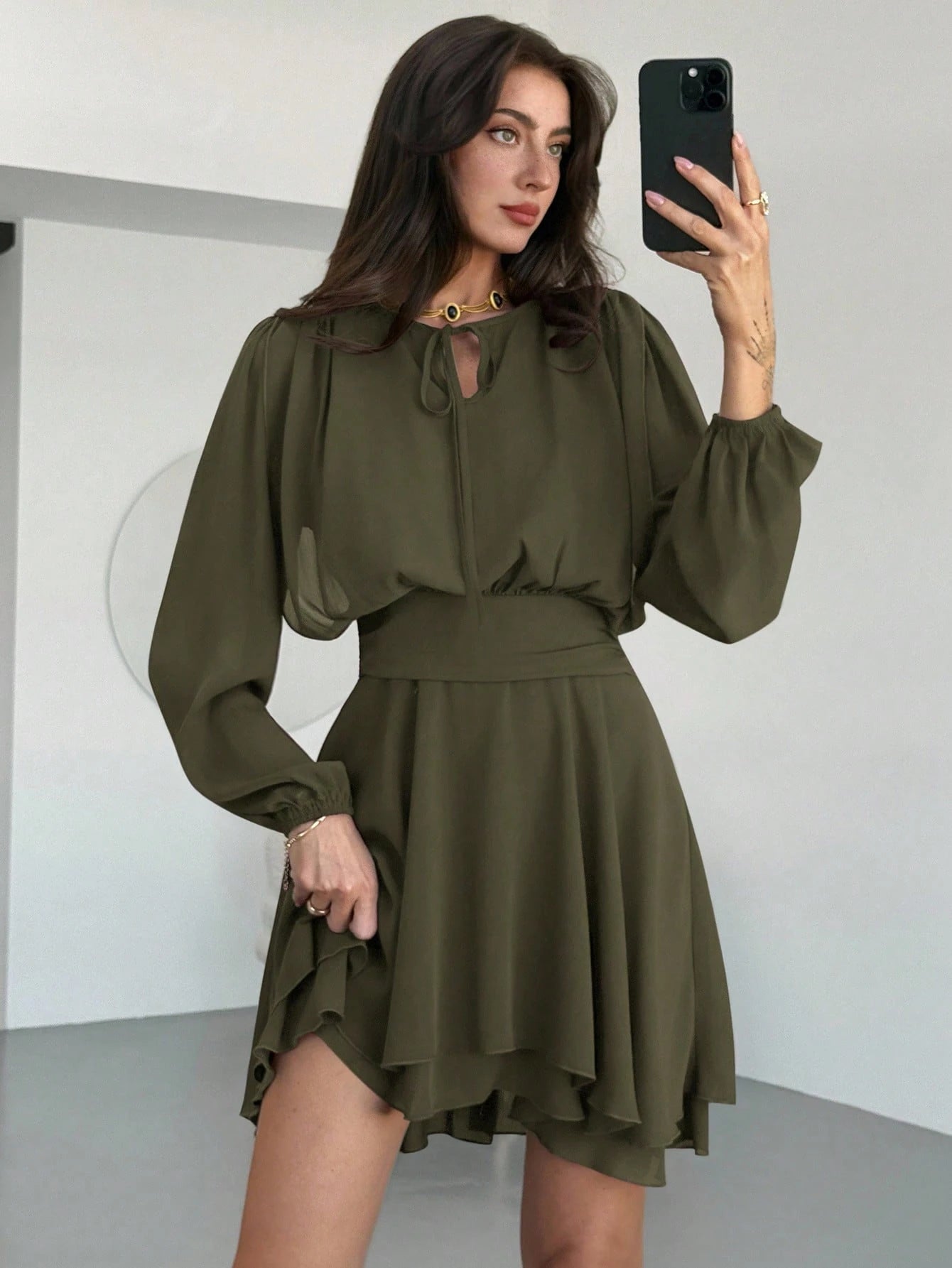 Vestido Curto Acinturado com Manga Longa