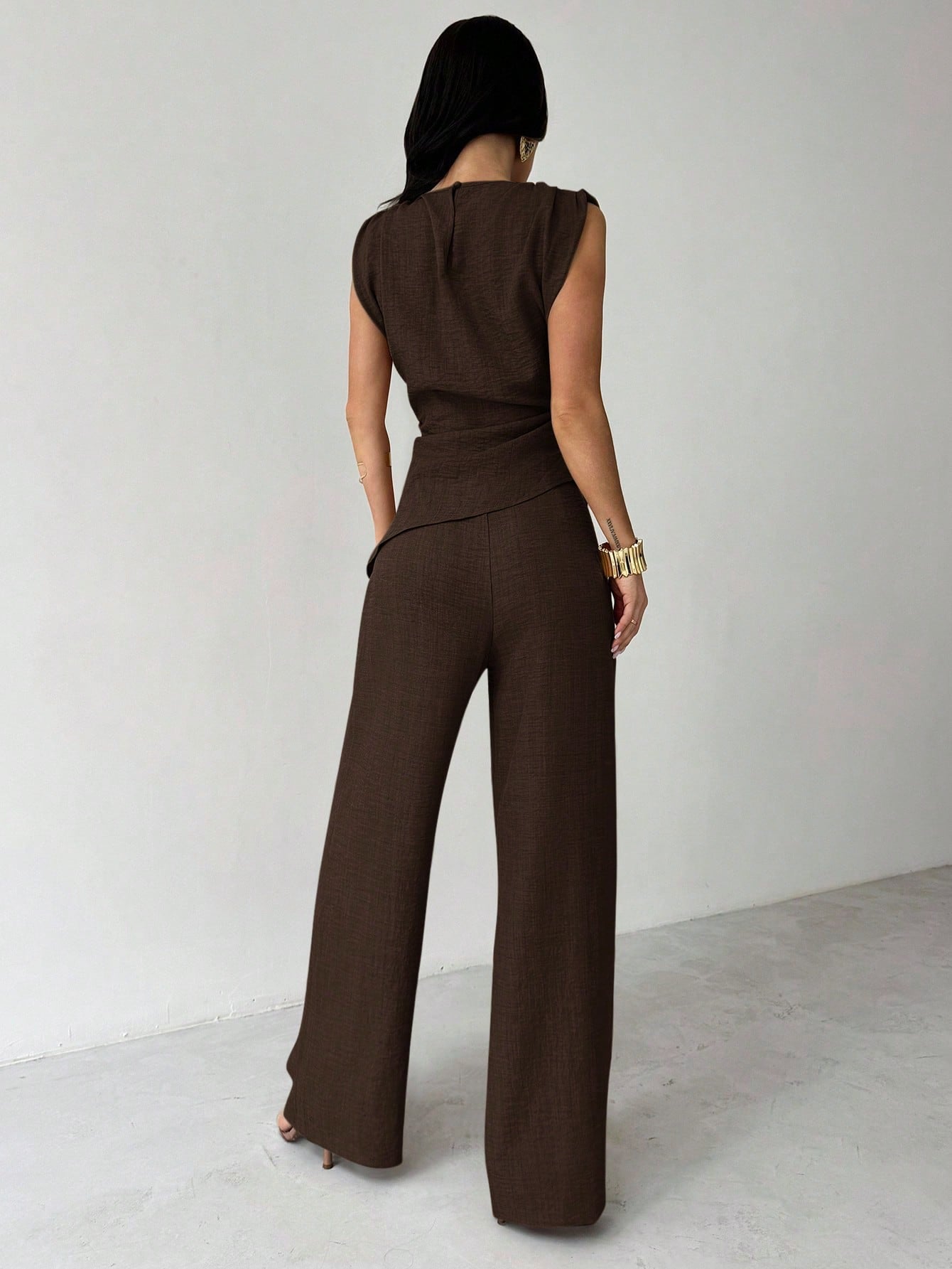 Conjunto Feminino Elegante com Blusa Assimétrica e Calça Pantalona