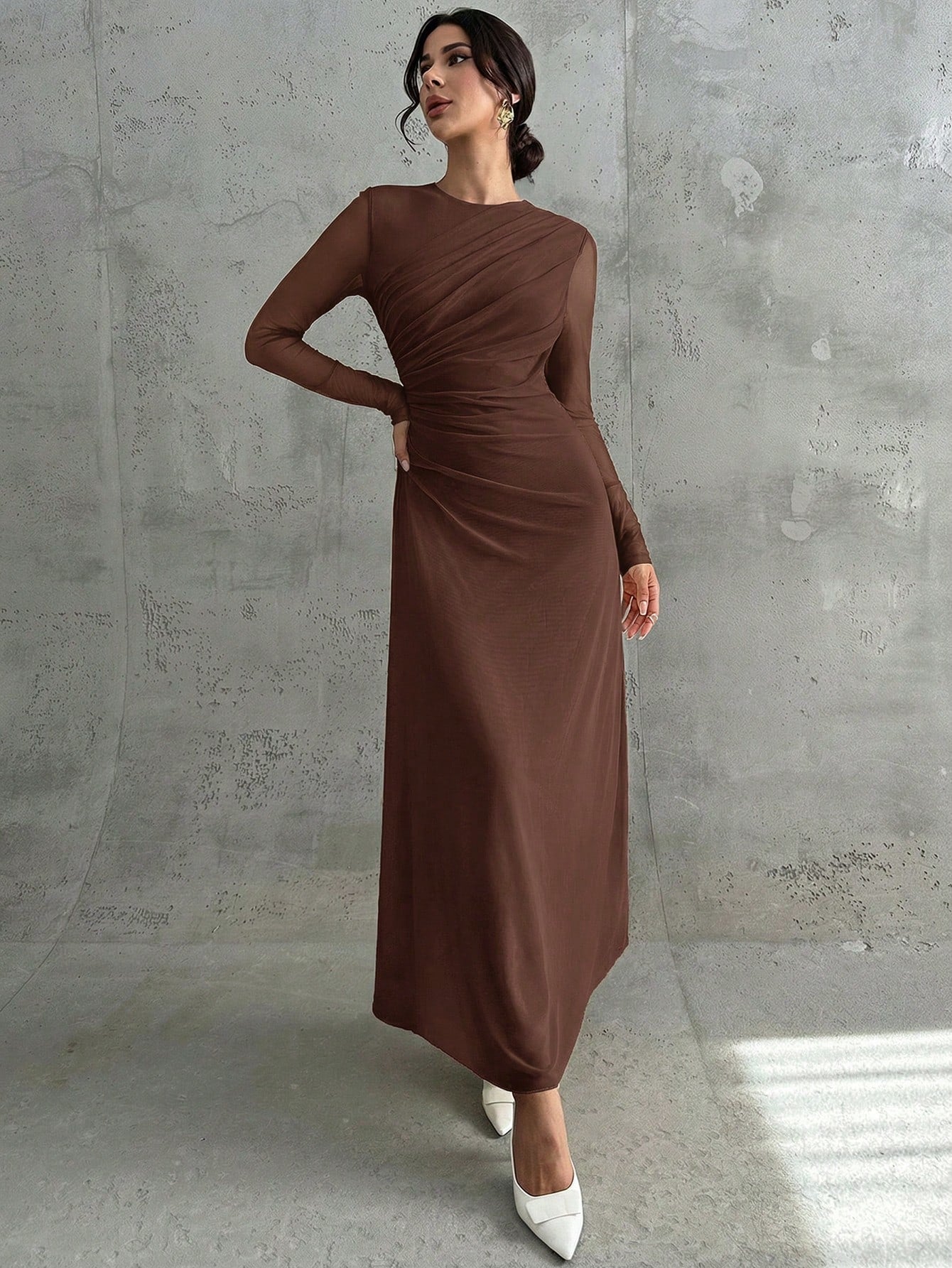 Vestido Longo Manga Comprida com Tule Cintura Plissada