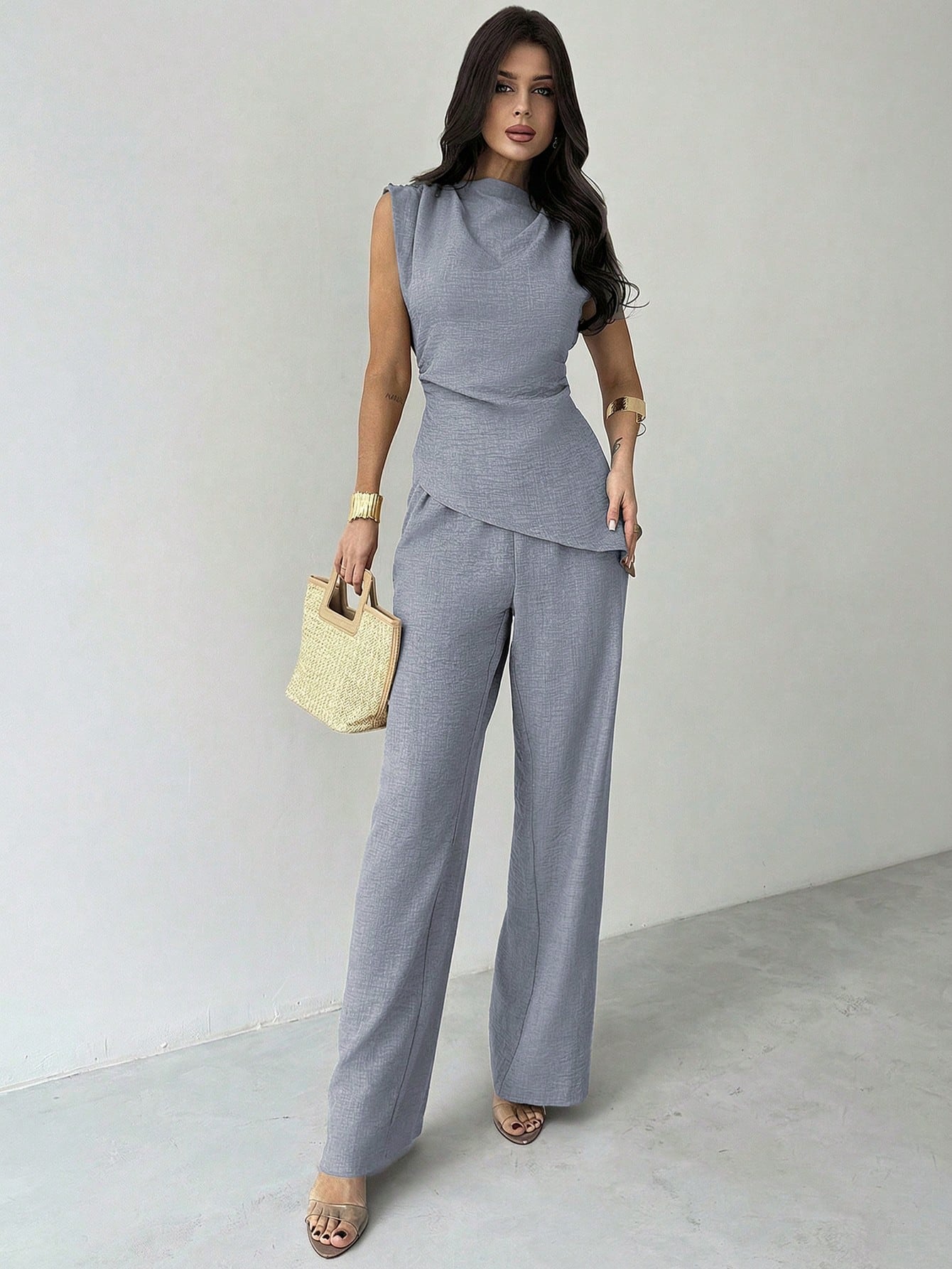 Conjunto Feminino Elegante com Blusa Assimétrica e Calça Pantalona