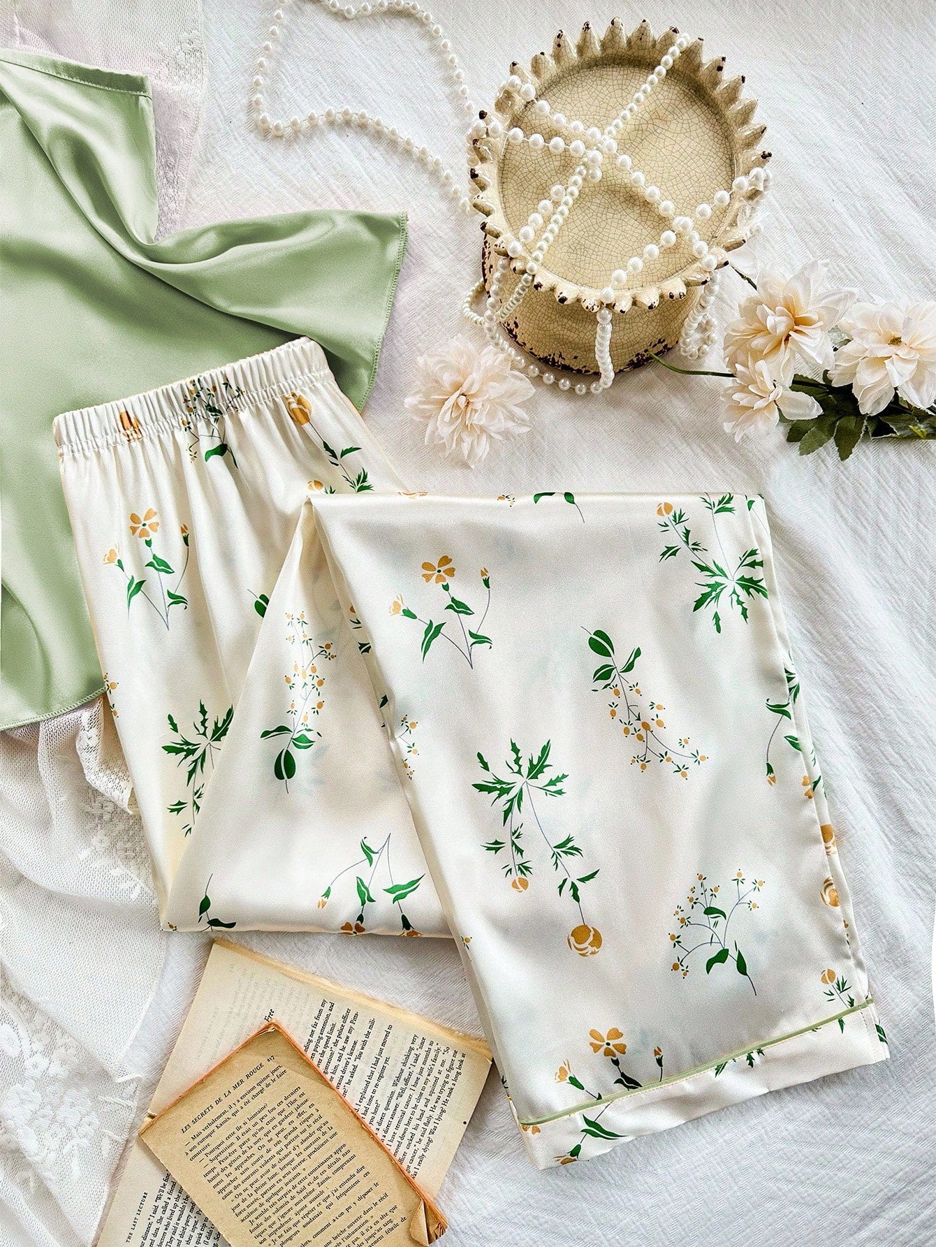 Pijama Feminino de Cetim Regata Alça Fina e Calça Estampa Floral