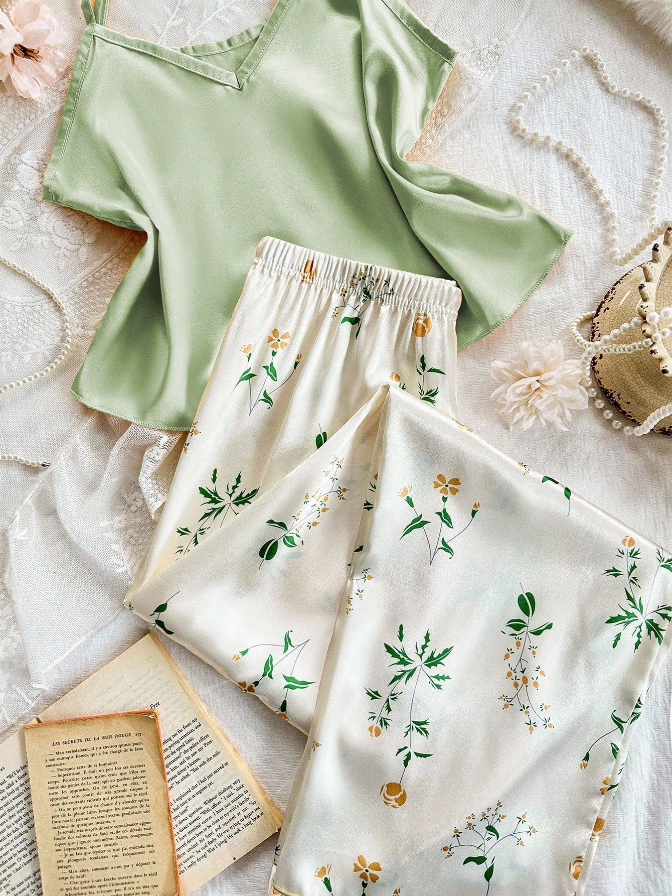Pijama Feminino de Cetim Regata Alça Fina e Calça Estampa Floral