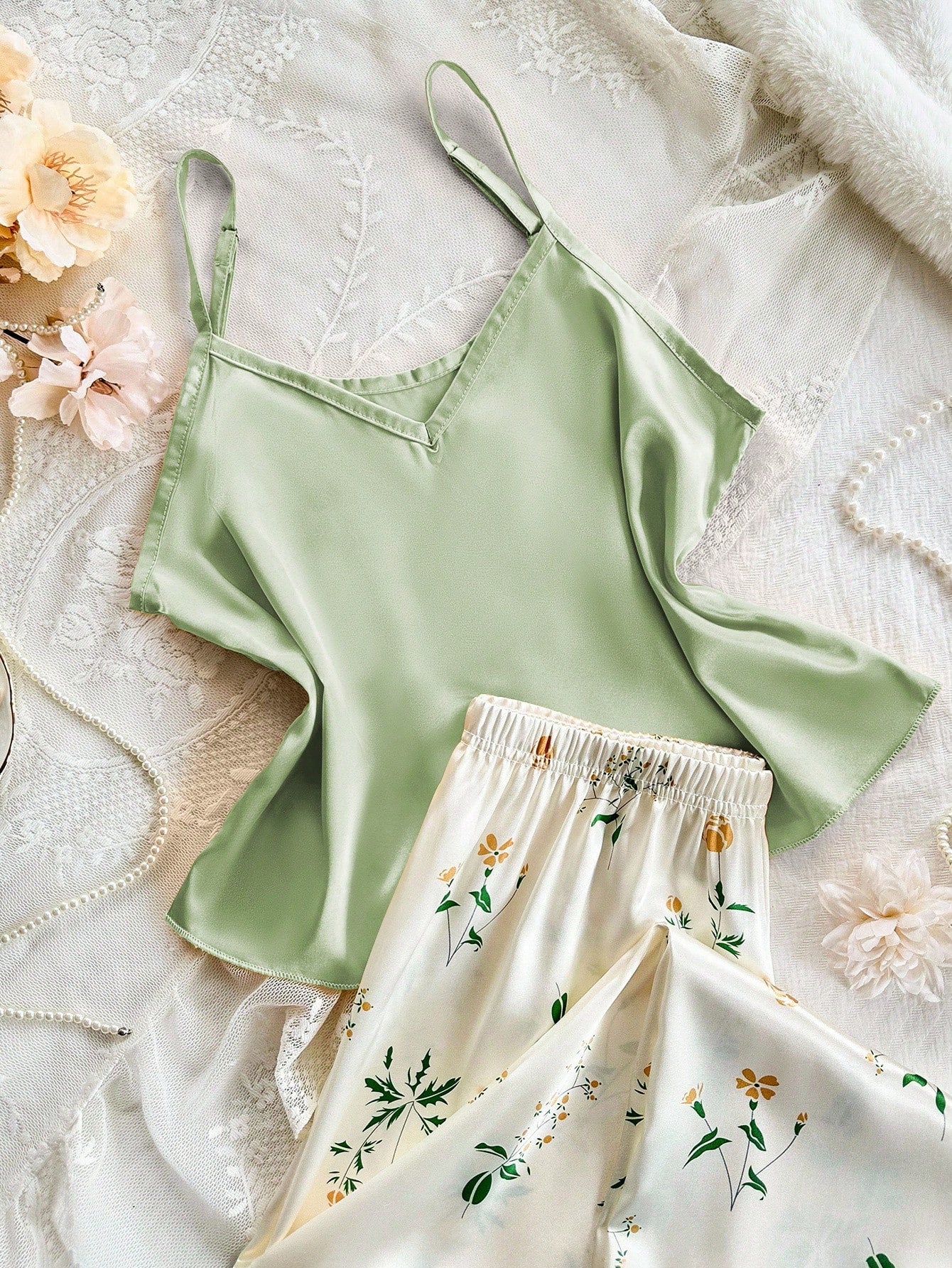 Pijama Feminino de Cetim Regata Alça Fina e Calça Estampa Floral