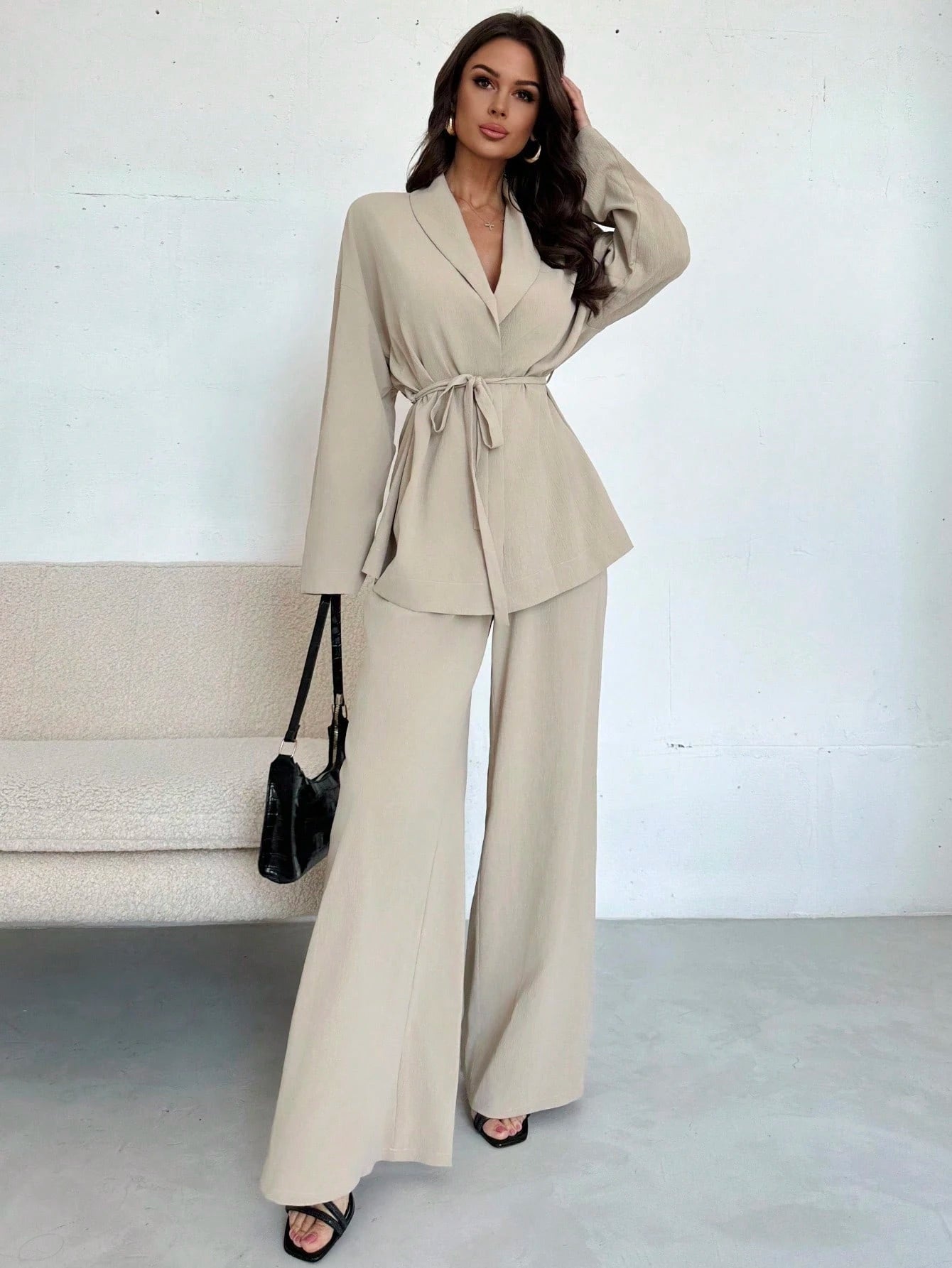Conjunto Feminino Elegante com Blusa Transpassada e Calça Pantalona