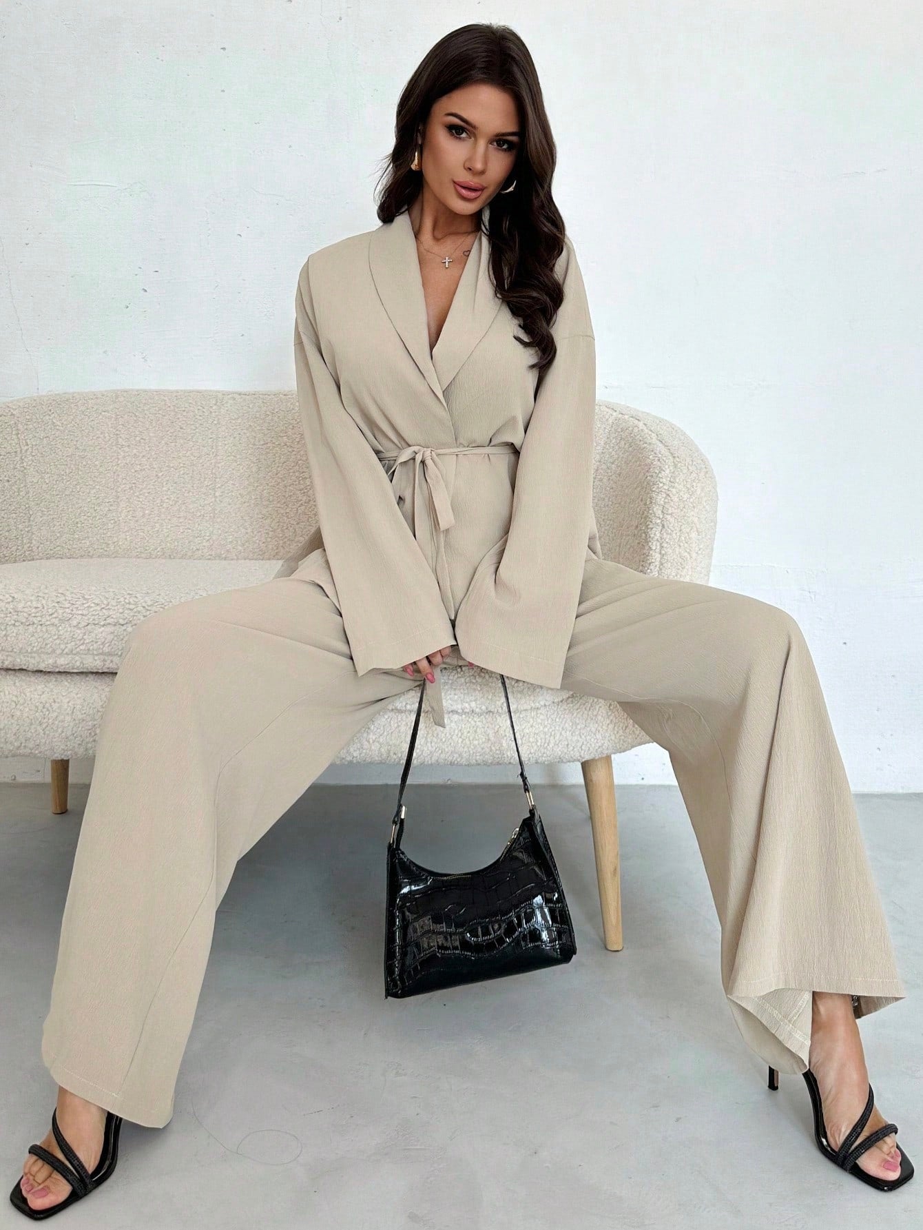 Conjunto Feminino Elegante com Blusa Transpassada e Calça Pantalona