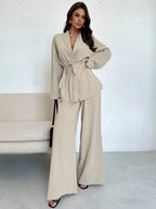 Conjunto Feminino Elegante com Blusa Transpassada e Calça Pantalona