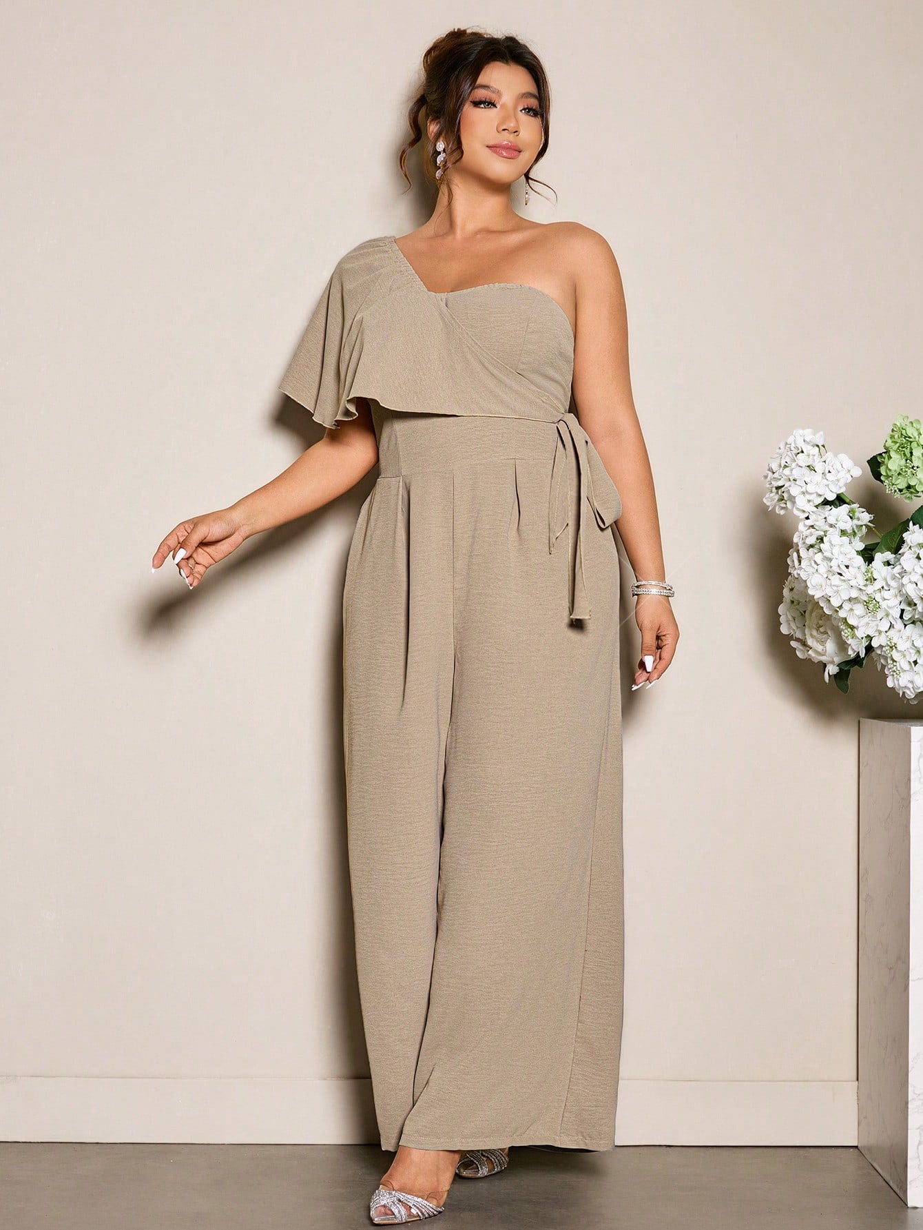 Macacão Plus Size Assimétrico Pantalona com Amarração na Cintura