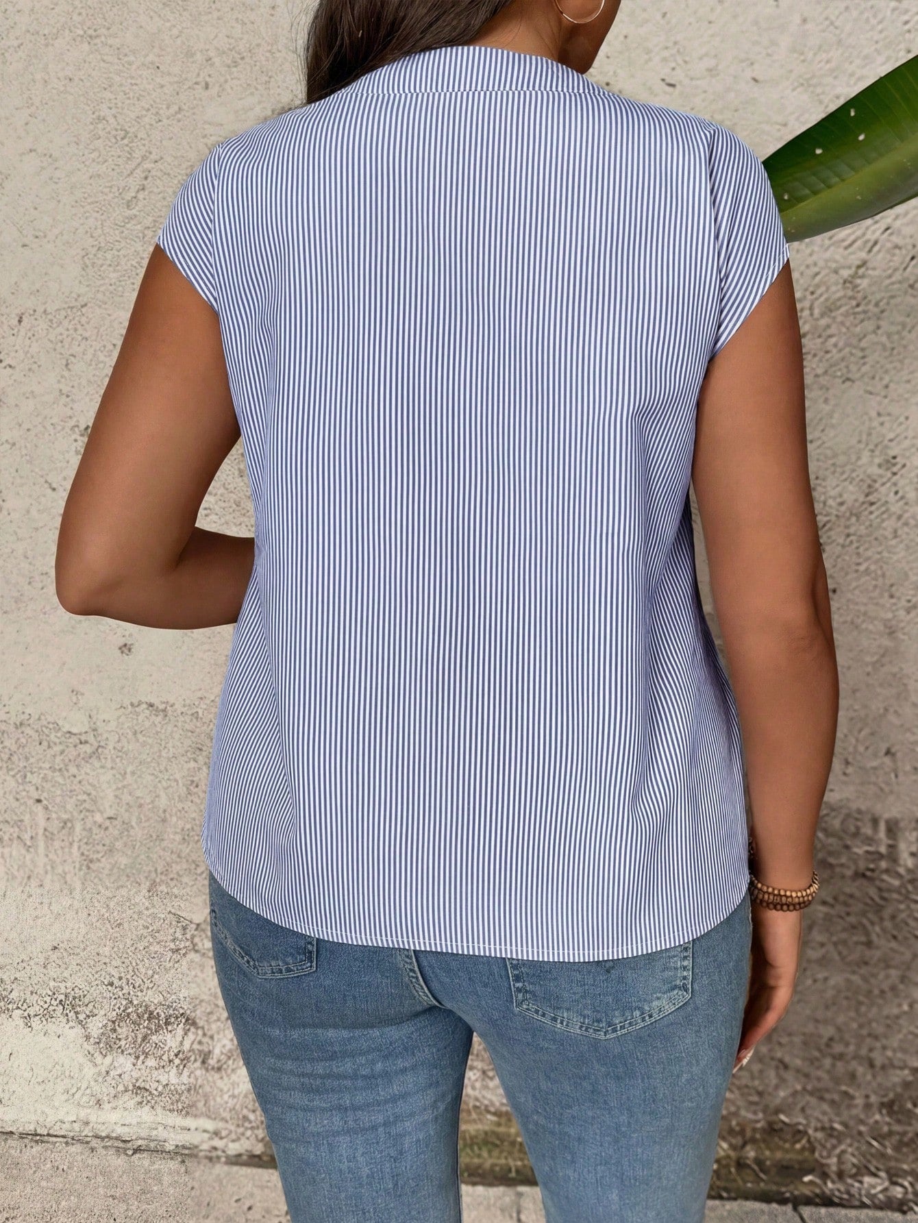 Camisa Listrada Plus Size Feminina Manga Curta Decote V