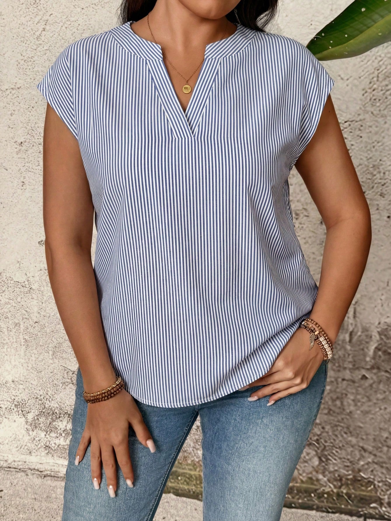 Camisa Listrada Plus Size Feminina Manga Curta Decote V