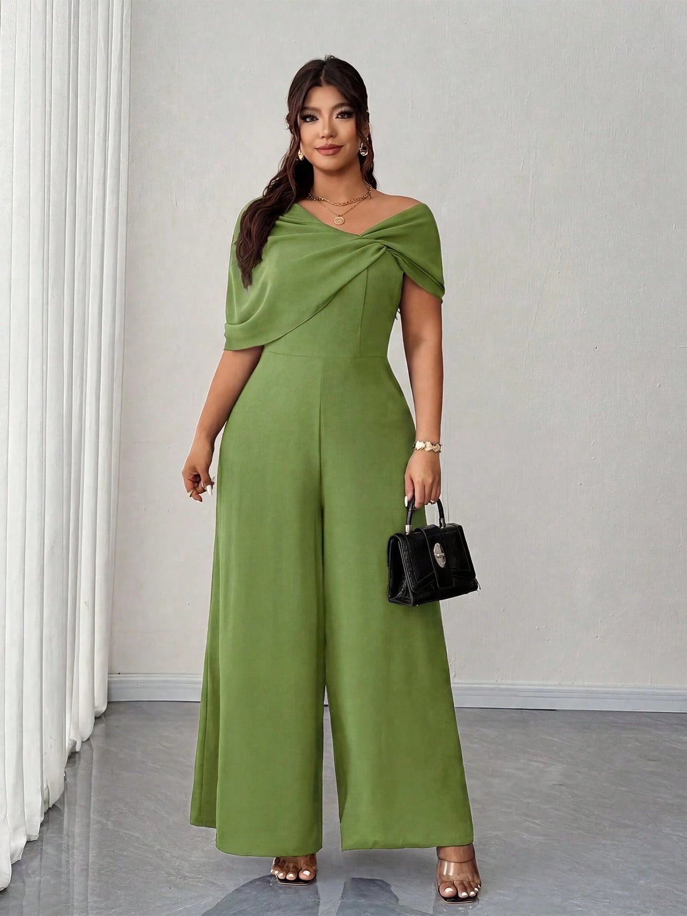 Macacão Social Plus Size Assimétrico Pantalona Manga Curta