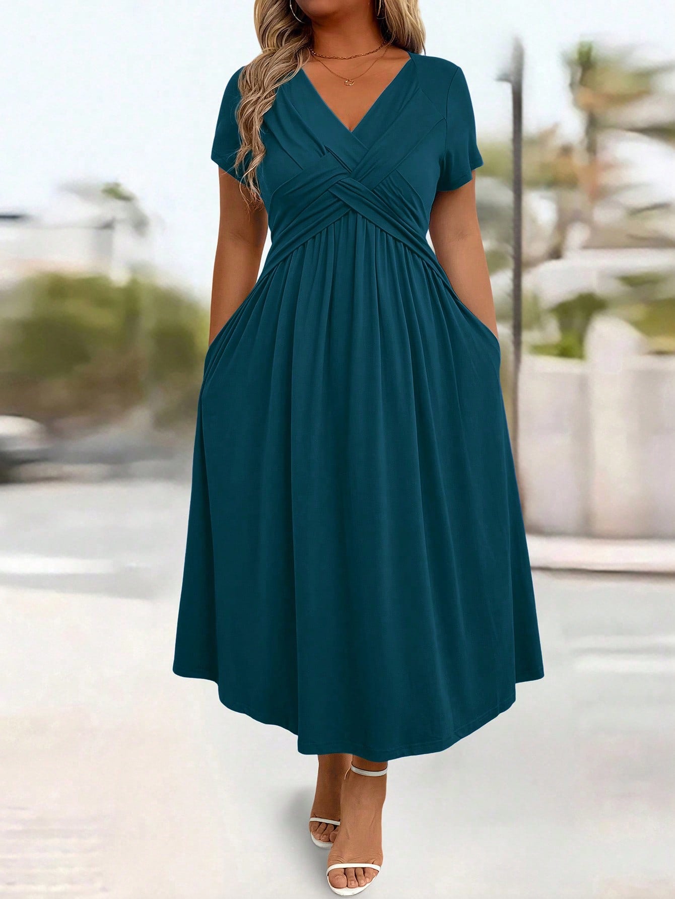 Vestido Plus Size Longo Soltinho Manga Curta com Bolso