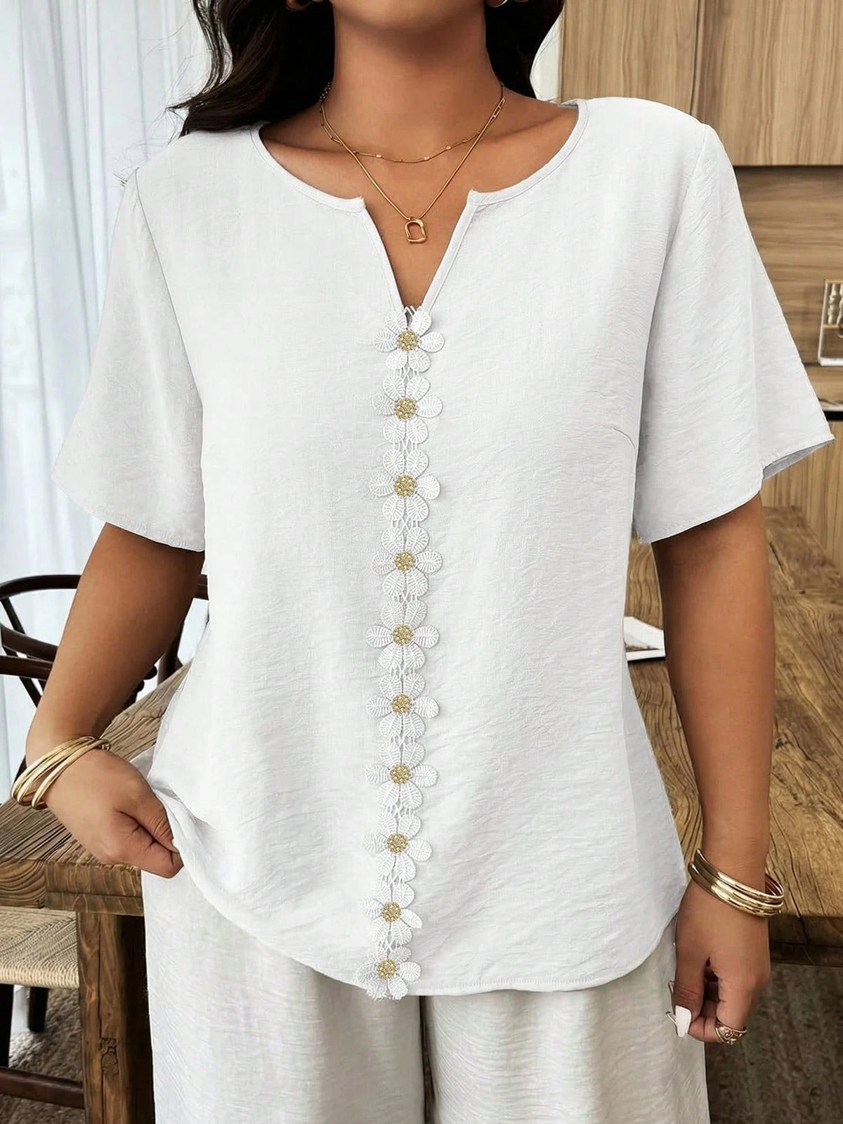 Weeklong Top Solta de Manga Curta com Recorte Floral e Babados para Mulheres Plus Size, Ideal para Férias de Primavera/Verão