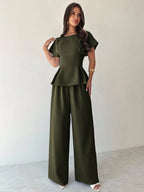 Conjunto Feminino Elegante com Blusa Acinturada e Calça Pantalona